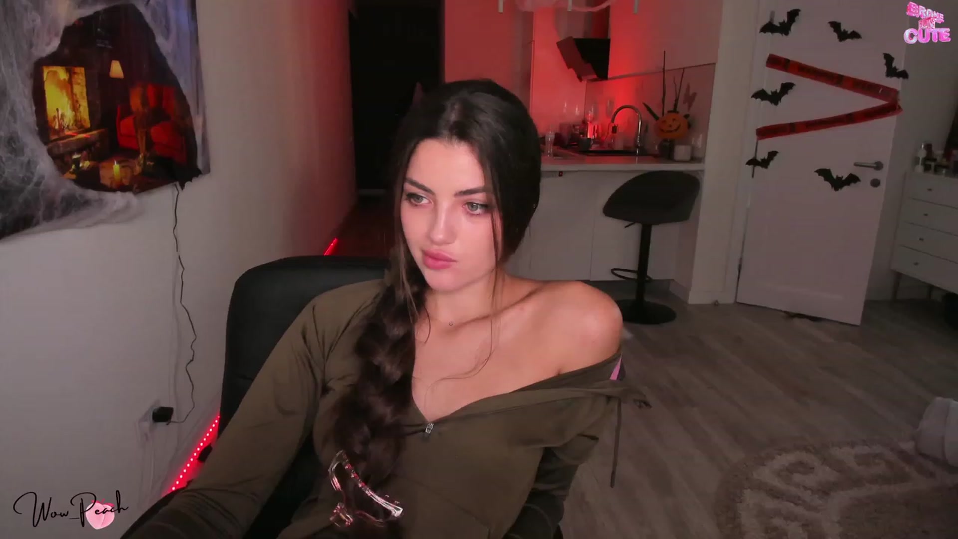 Gallery image thumbnail from wow_peach's myfreecams stream on, 10/17/2023, 13:54 image 12 of 20