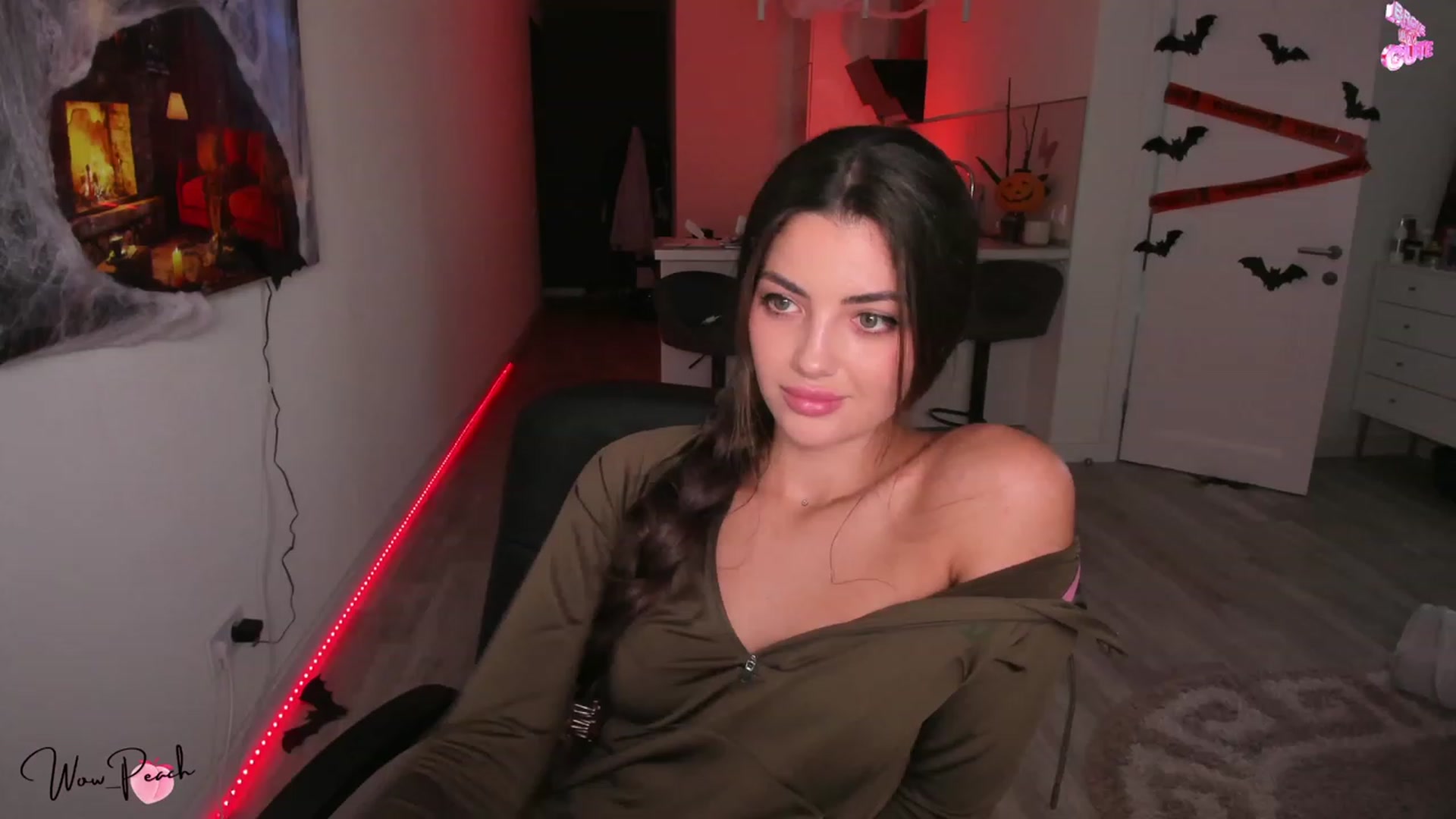 Gallery image thumbnail from wow_peach's myfreecams stream on, 10/17/2023, 13:54 image 3 of 20
