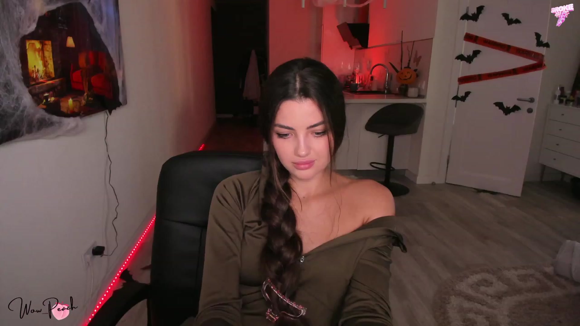 Gallery image thumbnail from wow_peach's myfreecams stream on, 10/17/2023, 13:54 image 16 of 20