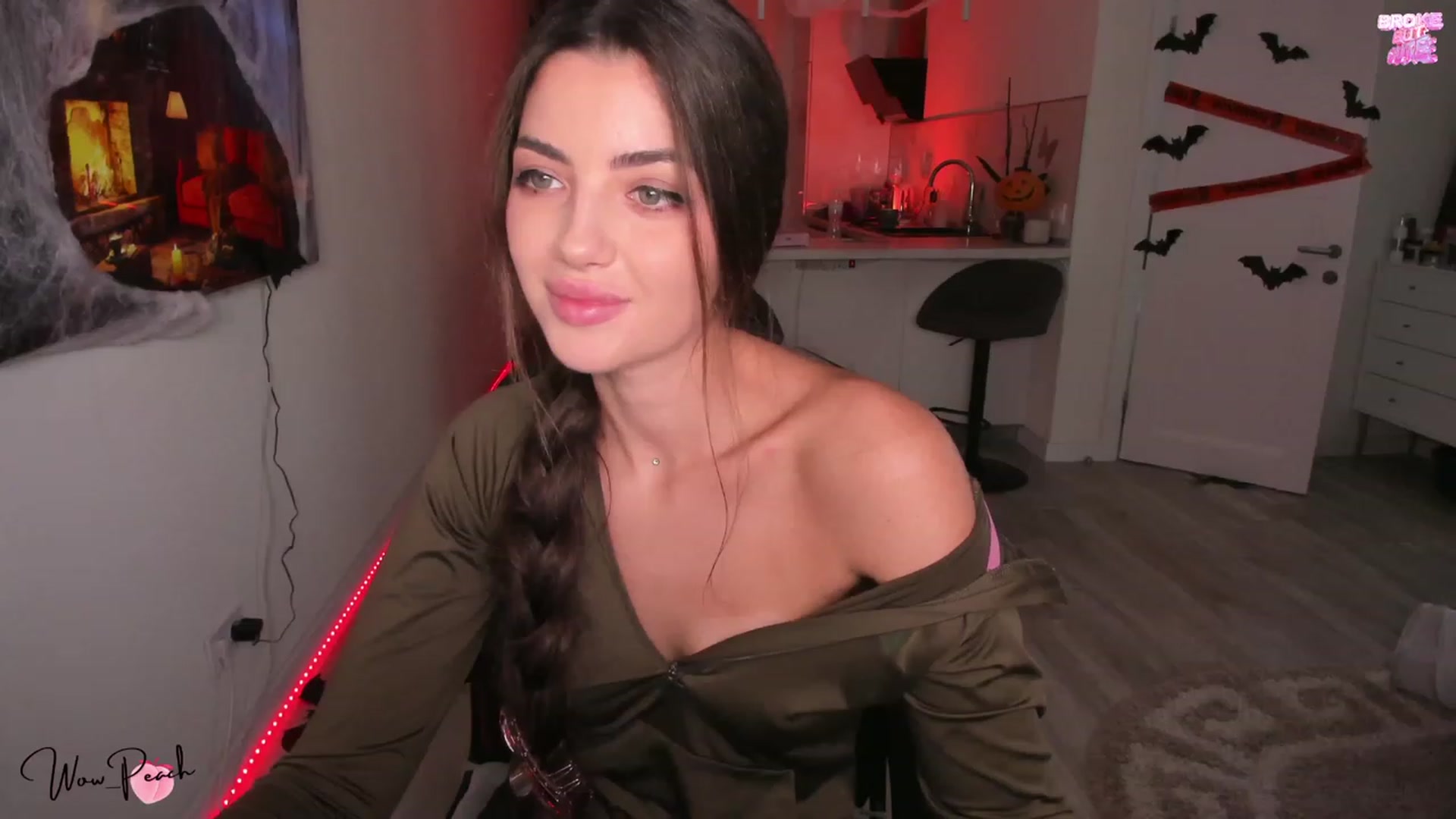 Gallery image thumbnail from wow_peach's myfreecams stream on, 10/17/2023, 13:54 image 7 of 20