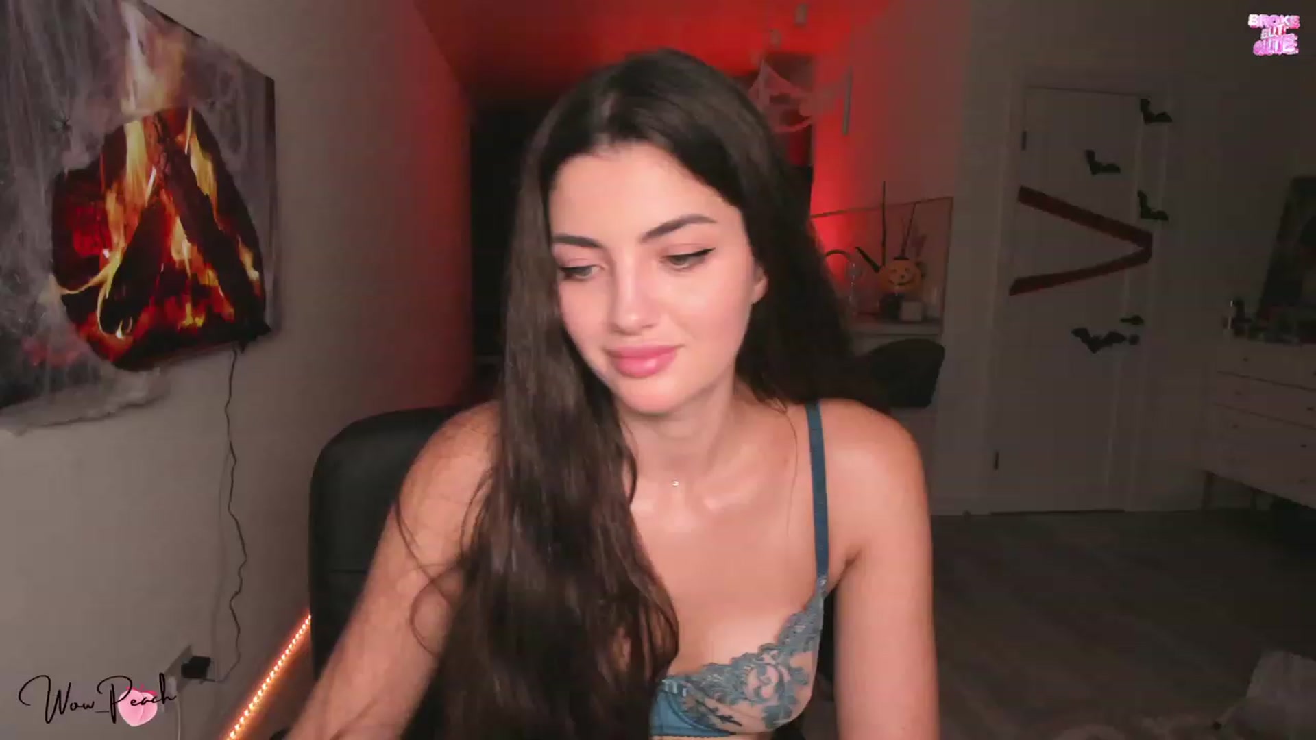 Gallery image thumbnail from wow_peach's myfreecams stream on, 10/18/2023, 17:23 image 19 of 20
