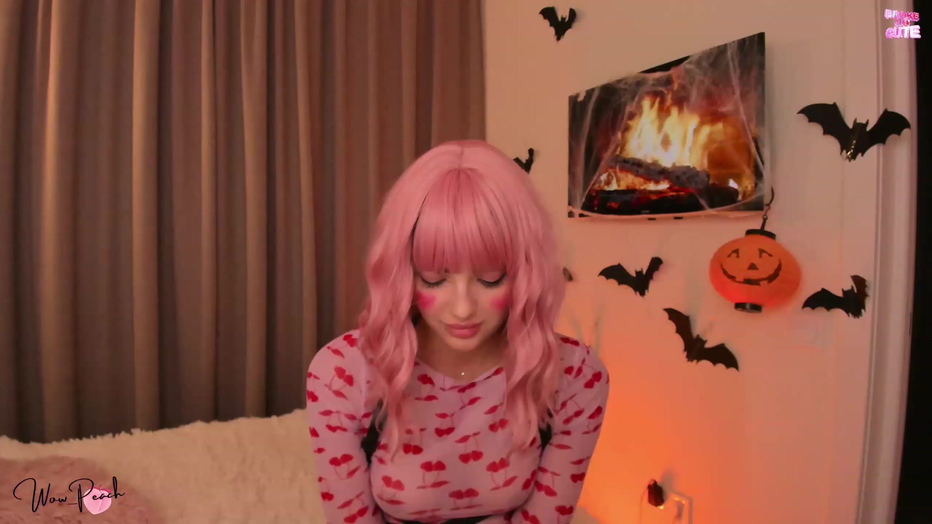 Gallery image thumbnail from wow_peach's myfreecams stream on, 10/31/2023, 22:17 image 1 of 20