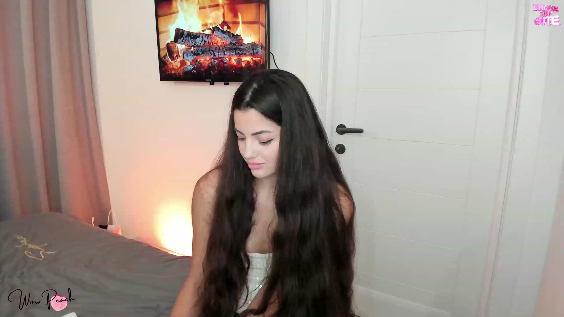 Gallery image thumbnail from wow_peach's myfreecams stream on, 11/04/2023, 24:56 image 14 of 20