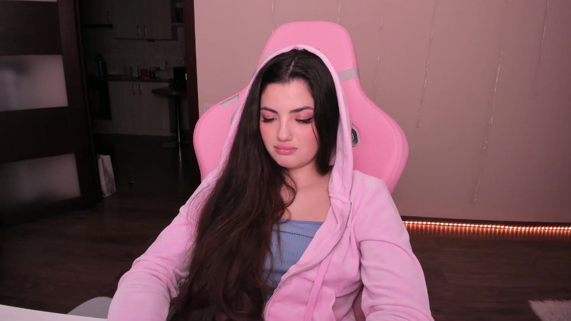 Gallery image thumbnail from wow_peach's myfreecams stream on, 03/04/2025, 18:50 image 6 of 20