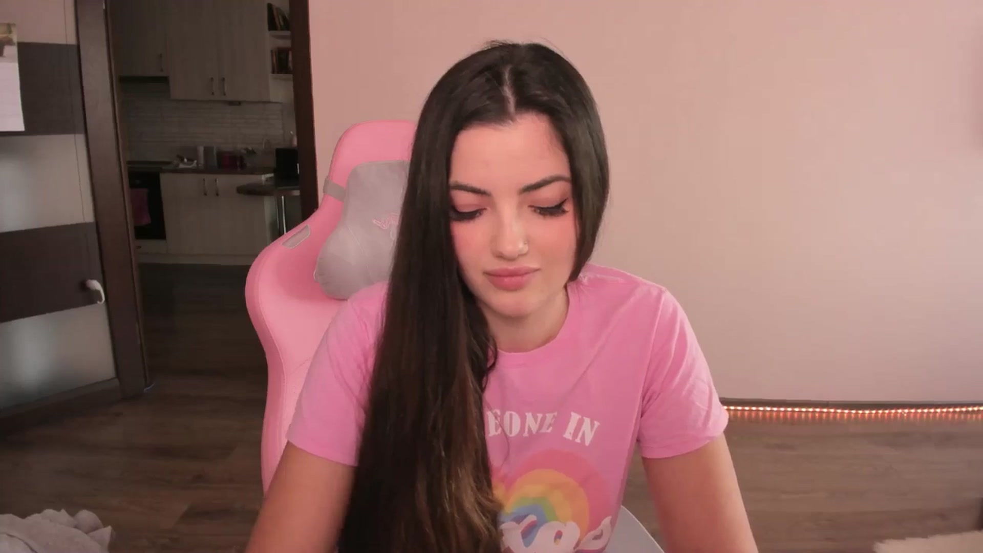 Gallery image thumbnail from wow_peach's myfreecams stream on, 03/22/2025, 15:35 image 11 of 20