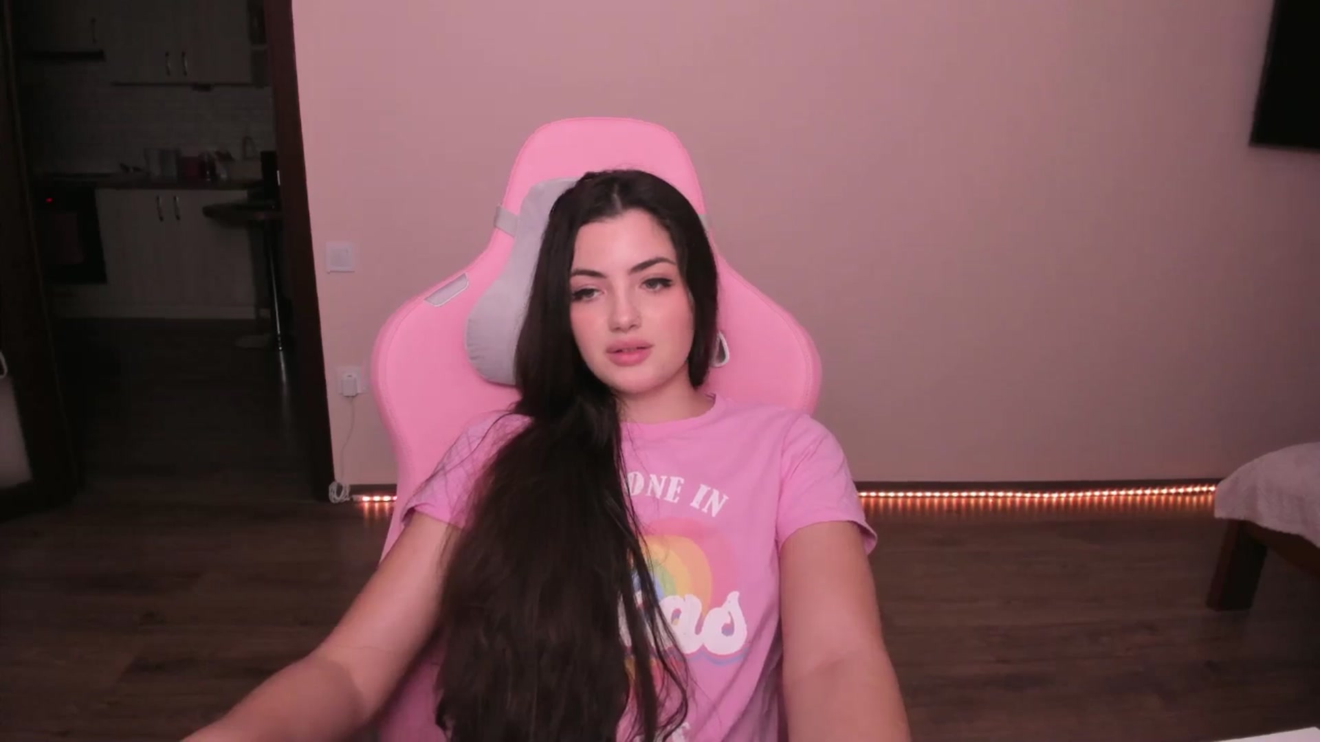 Gallery image thumbnail from wow_peach's myfreecams stream on, 03/22/2025, 17:32 image 16 of 20