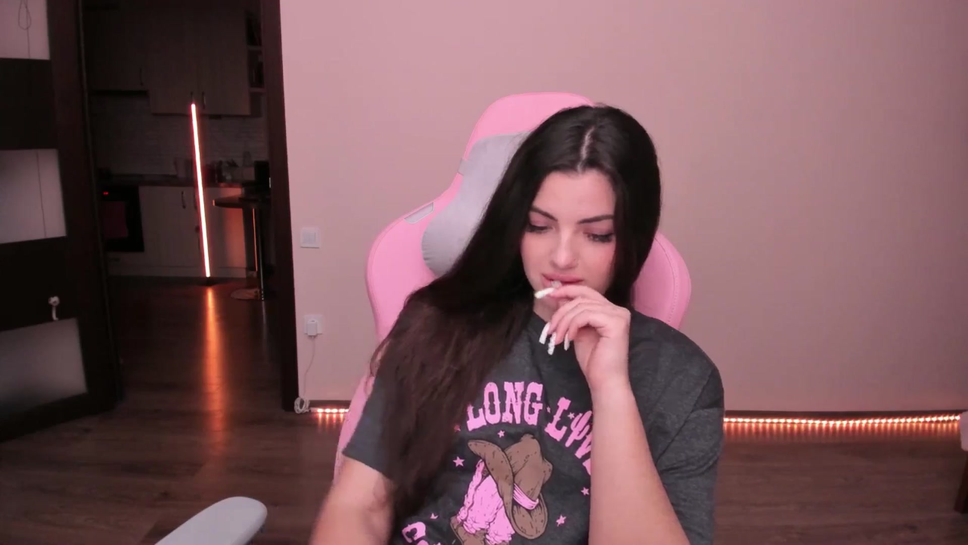 Gallery image thumbnail from wow_peach's myfreecams stream on, 03/23/2025, 19:19 image 3 of 20