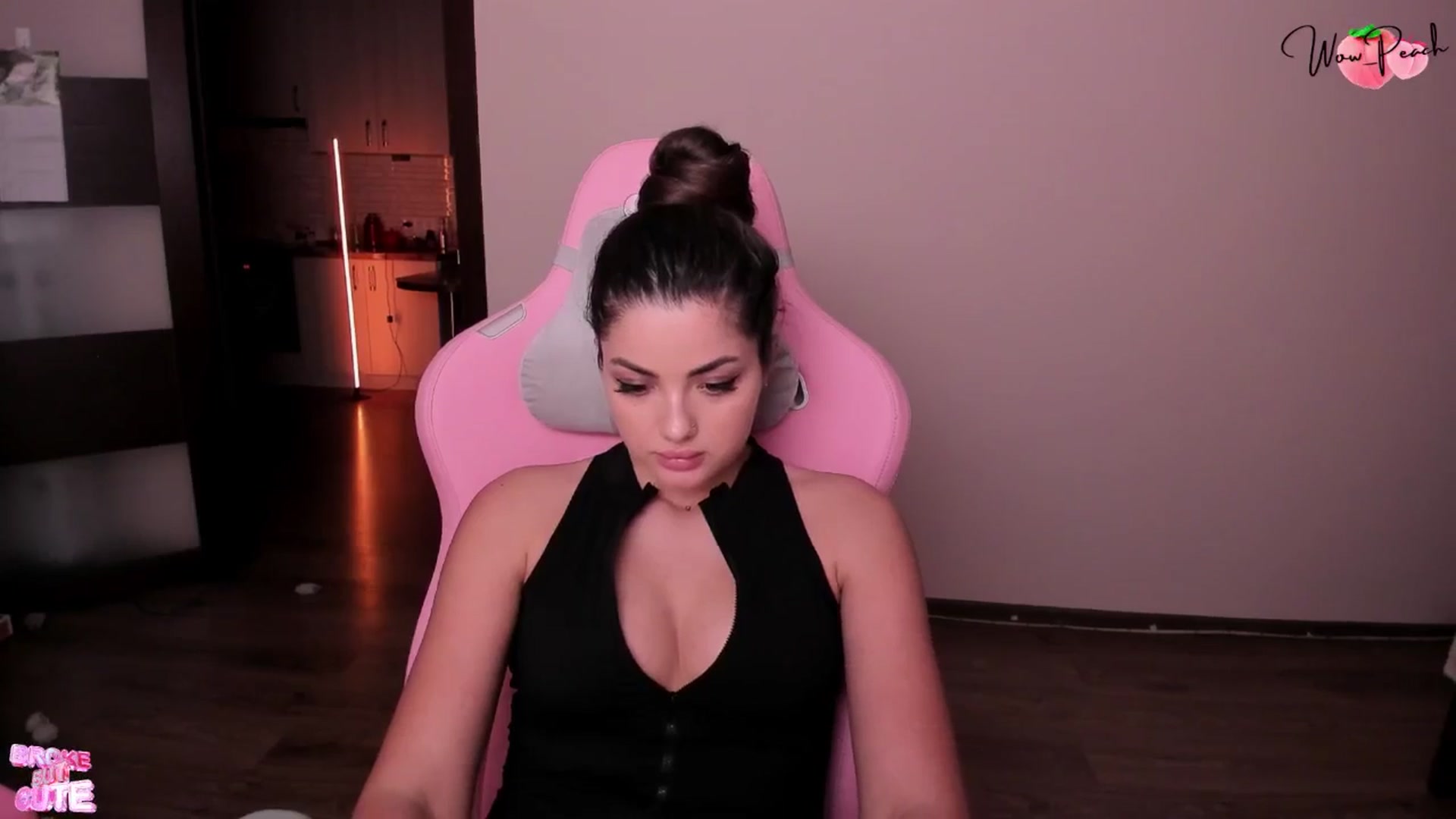 Gallery image thumbnail from wow_peach's myfreecams stream on, 09/21/2025, 19:04 image 9 of 20