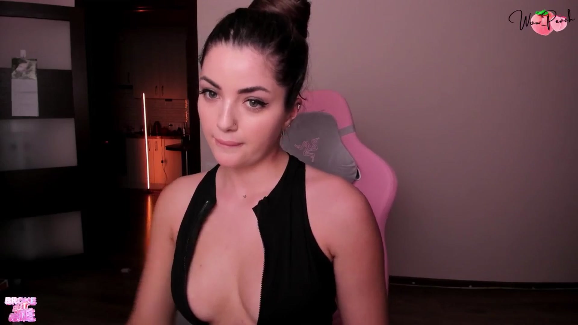 Gallery image thumbnail from wow_peach's myfreecams stream on, 09/21/2025, 19:04 image 2 of 20