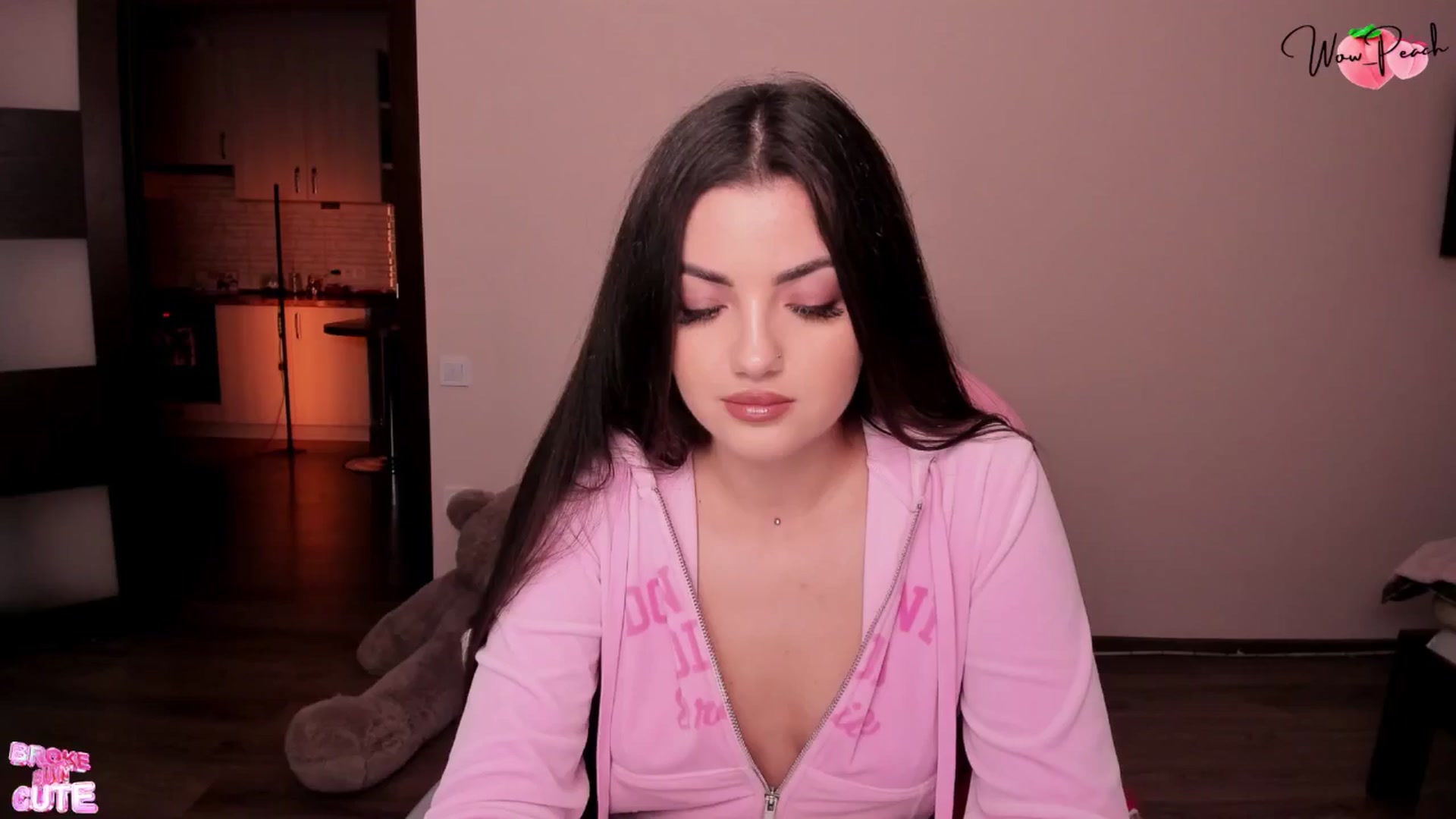Gallery image thumbnail from wow_peach's myfreecams stream on, 09/28/2025, 16:31 image 9 of 20