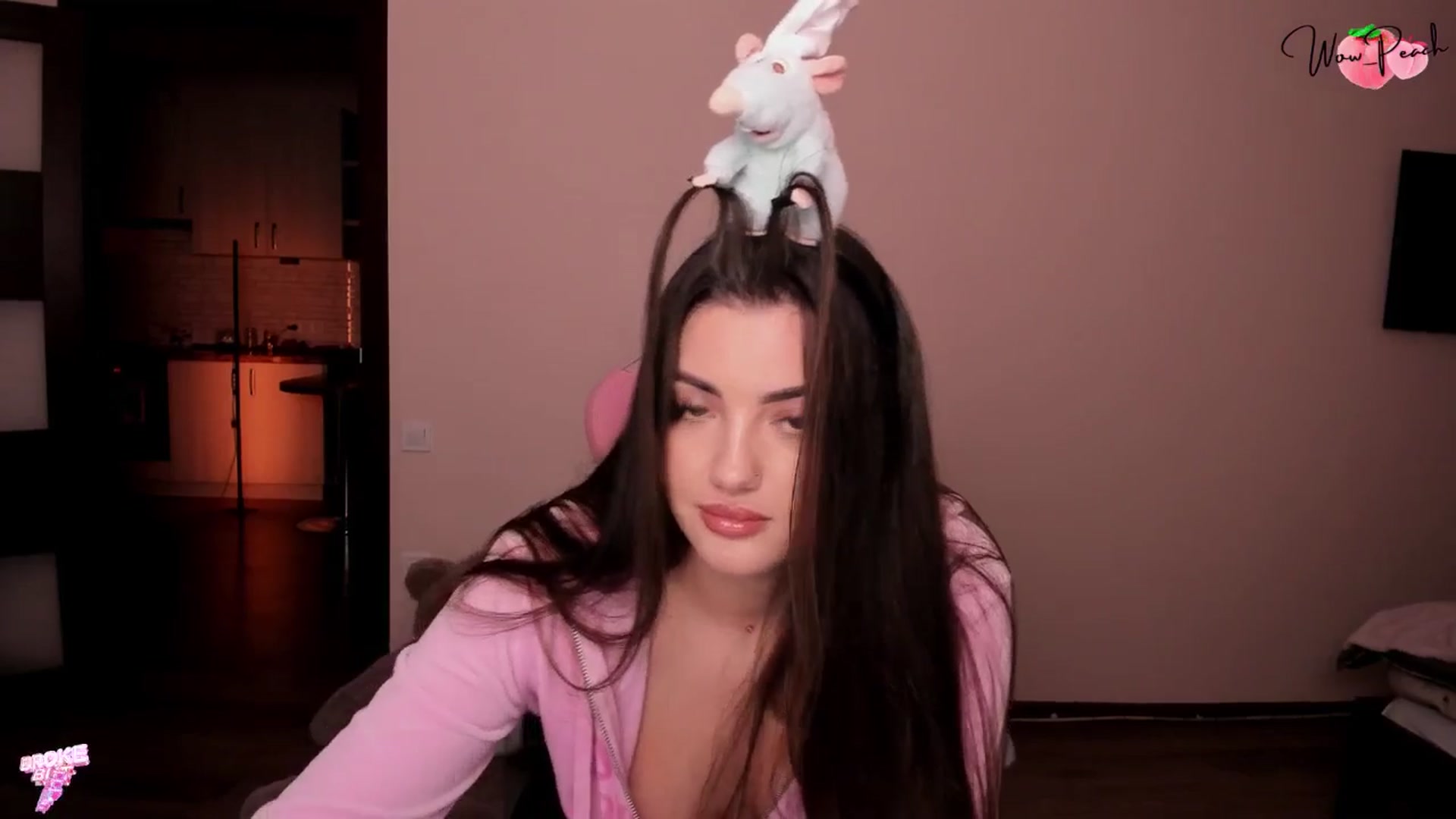 Gallery image thumbnail from wow_peach's myfreecams stream on, 09/28/2025, 18:32 image 3 of 20
