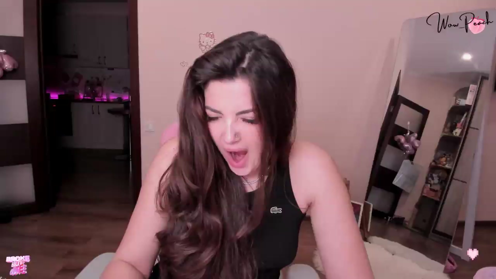 Gallery image thumbnail from wow_peach's myfreecams stream on, 05/05/2026, 20:19 image 17 of 20