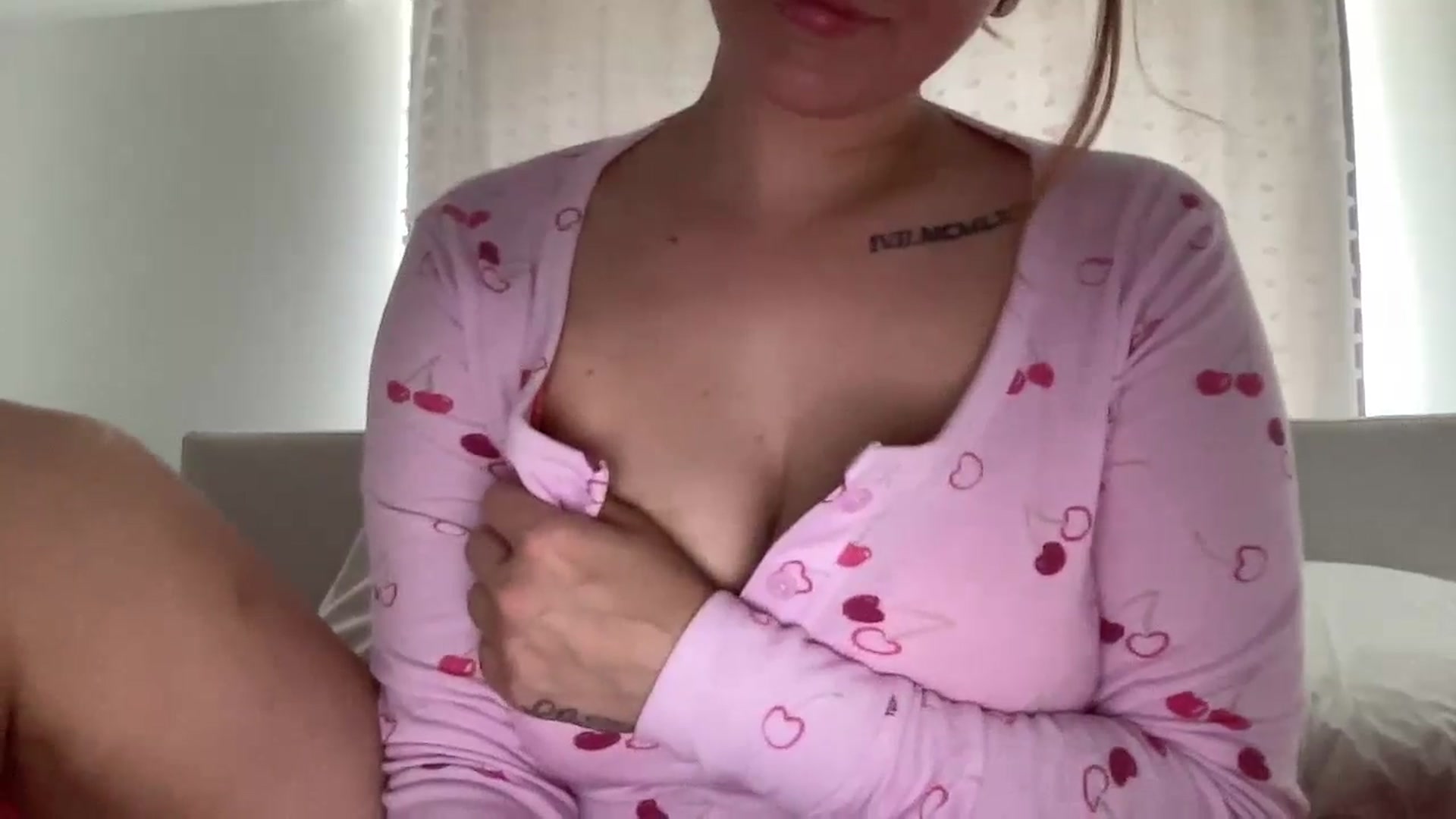 Gallery image thumbnail from xARIELx's myfreecams stream on, 05/29/2024, 16:00 image 17 of 20