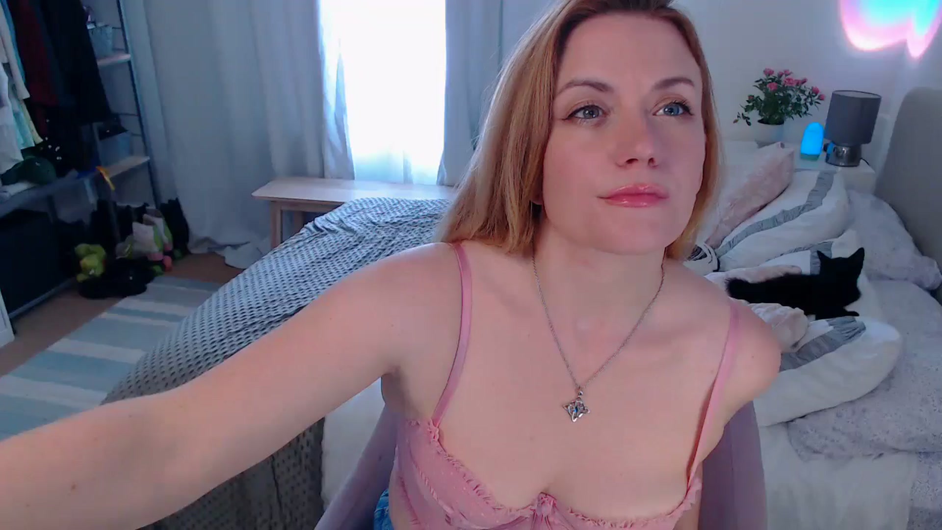 Gallery image thumbnail from xDaisyx's myfreecams stream on, 08/23/2024, 13:50 image 18 of 20