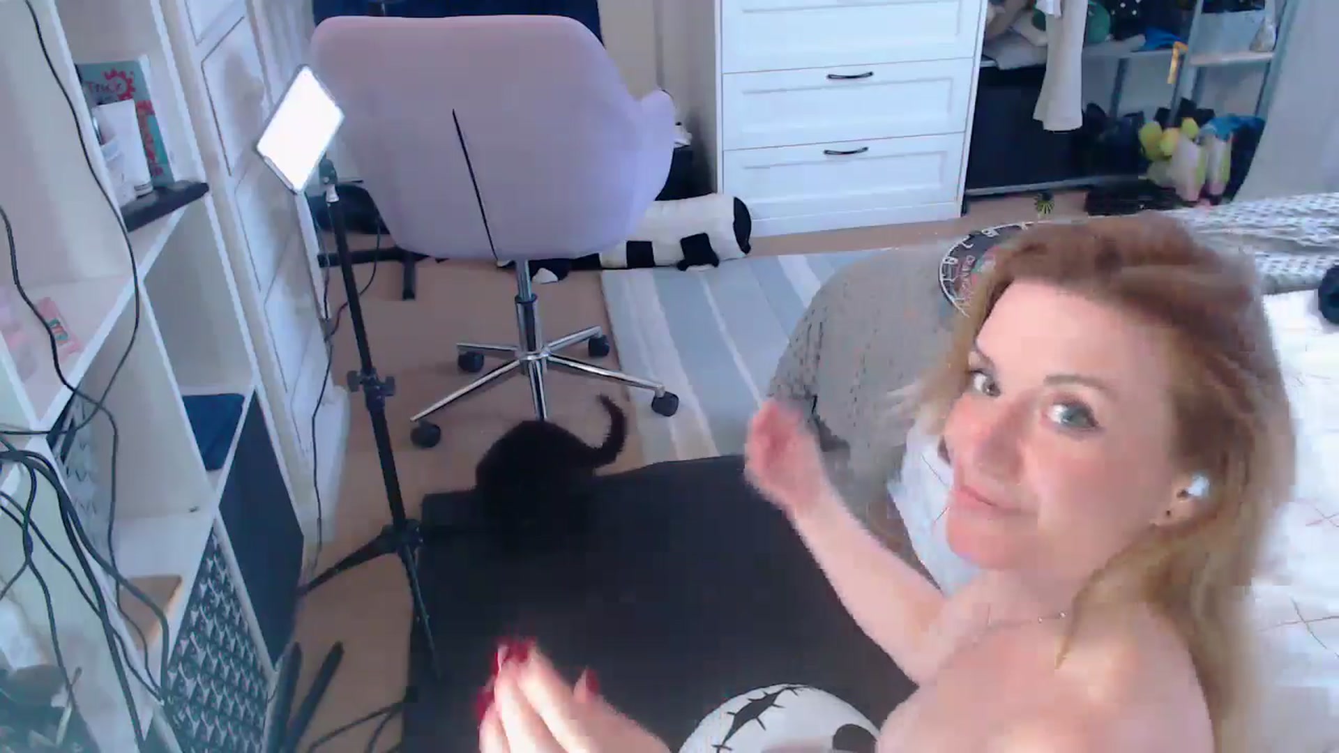 Gallery image thumbnail from xDaisyx's myfreecams stream on, 08/26/2024, 18:19 image 10 of 20