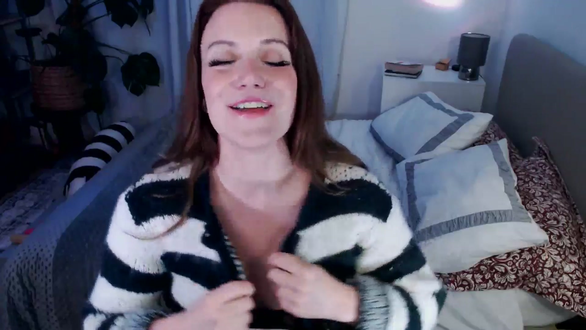 Gallery image thumbnail from xDaisyx's myfreecams stream on, 10/29/2024, 20:05 image 15 of 20