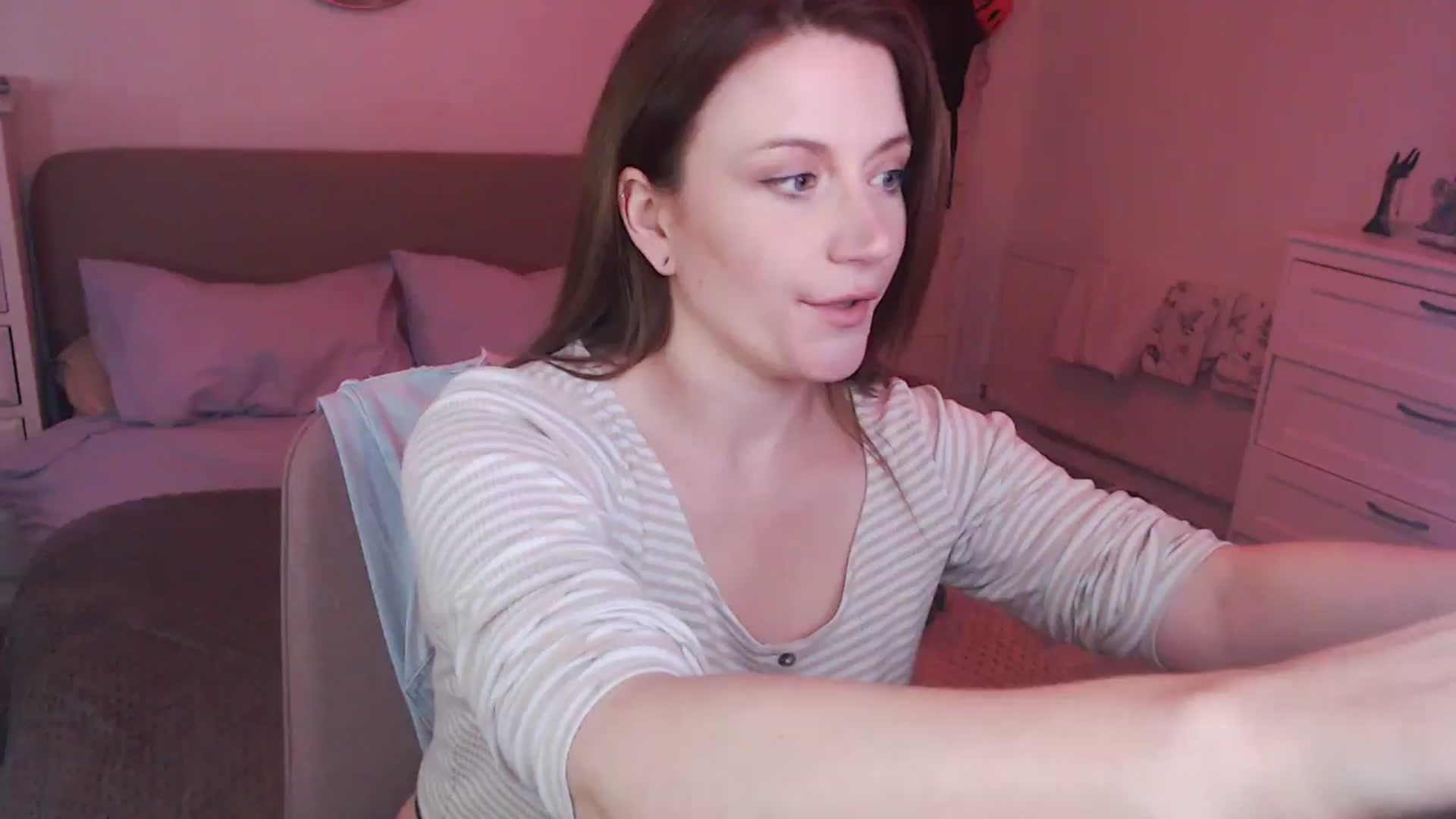 Gallery image thumbnail from xDaisyx's myfreecams stream on, 12/17/2024, 18:02 image 14 of 20