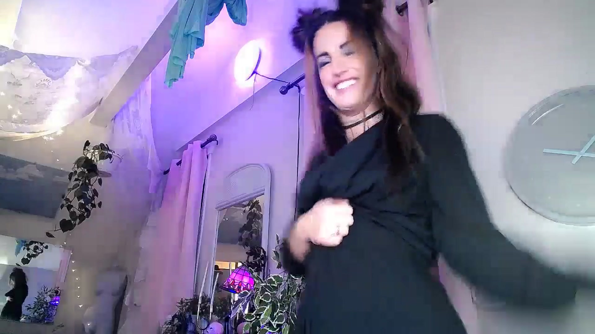 Gallery image thumbnail from xHeySiri's myfreecams stream on, 10/21/2024, 08:54 image 19 of 20