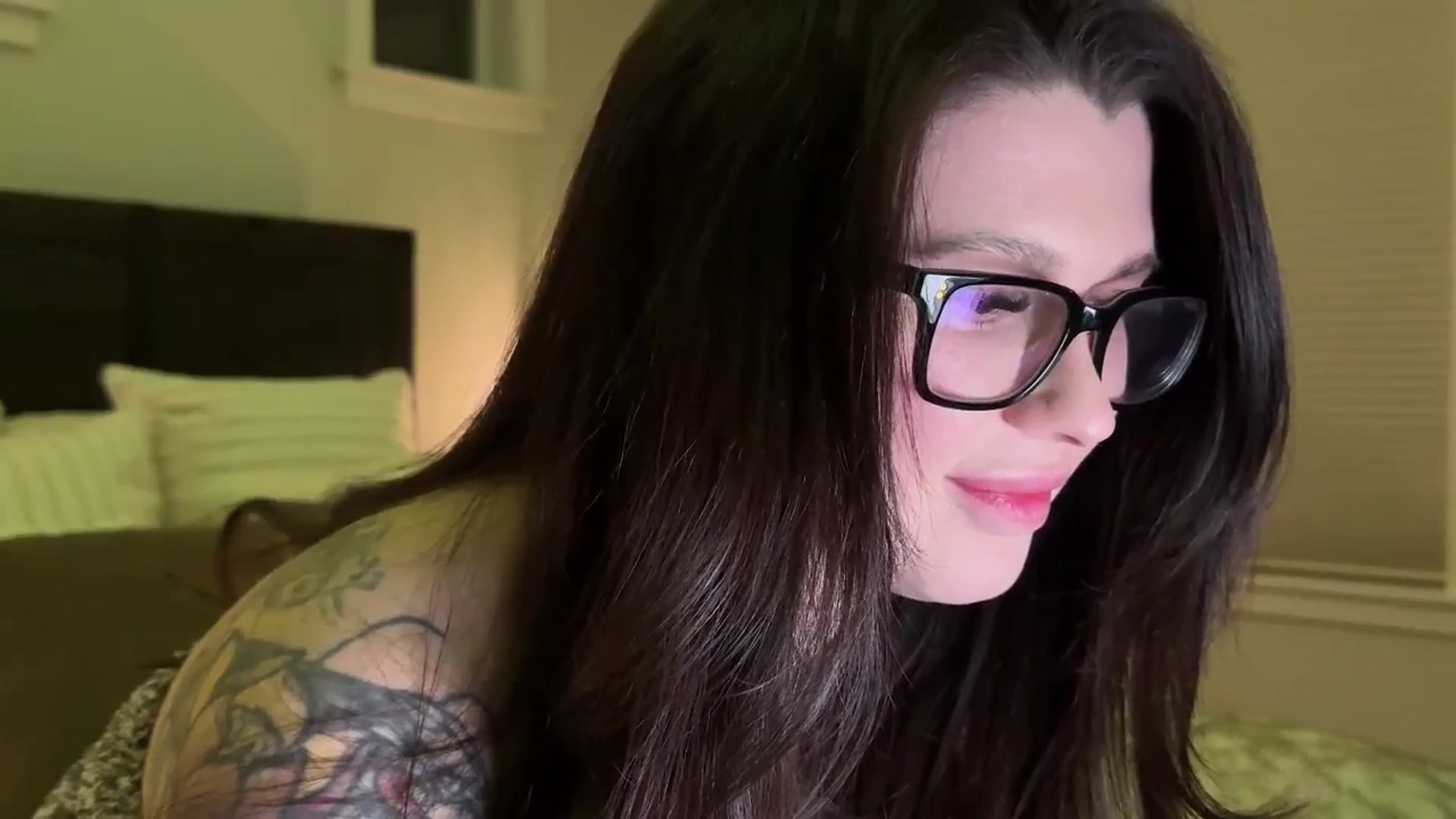 Gallery image thumbnail from xKyleighx's myfreecams stream on, 03/02/2025, 04:19 image 19 of 20