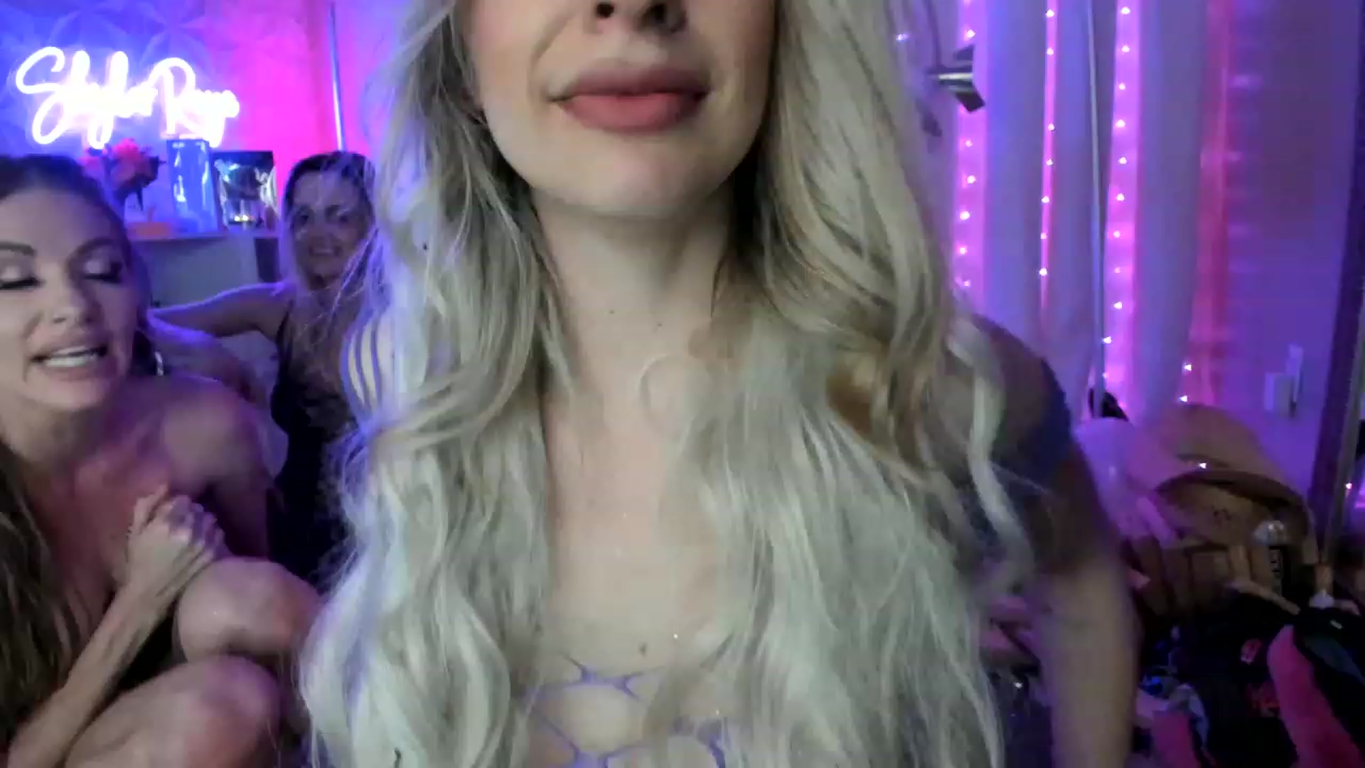 Gallery image thumbnail from xRosePetalsx's myfreecams stream on, 03/01/2023, 11:05 image 8 of 20