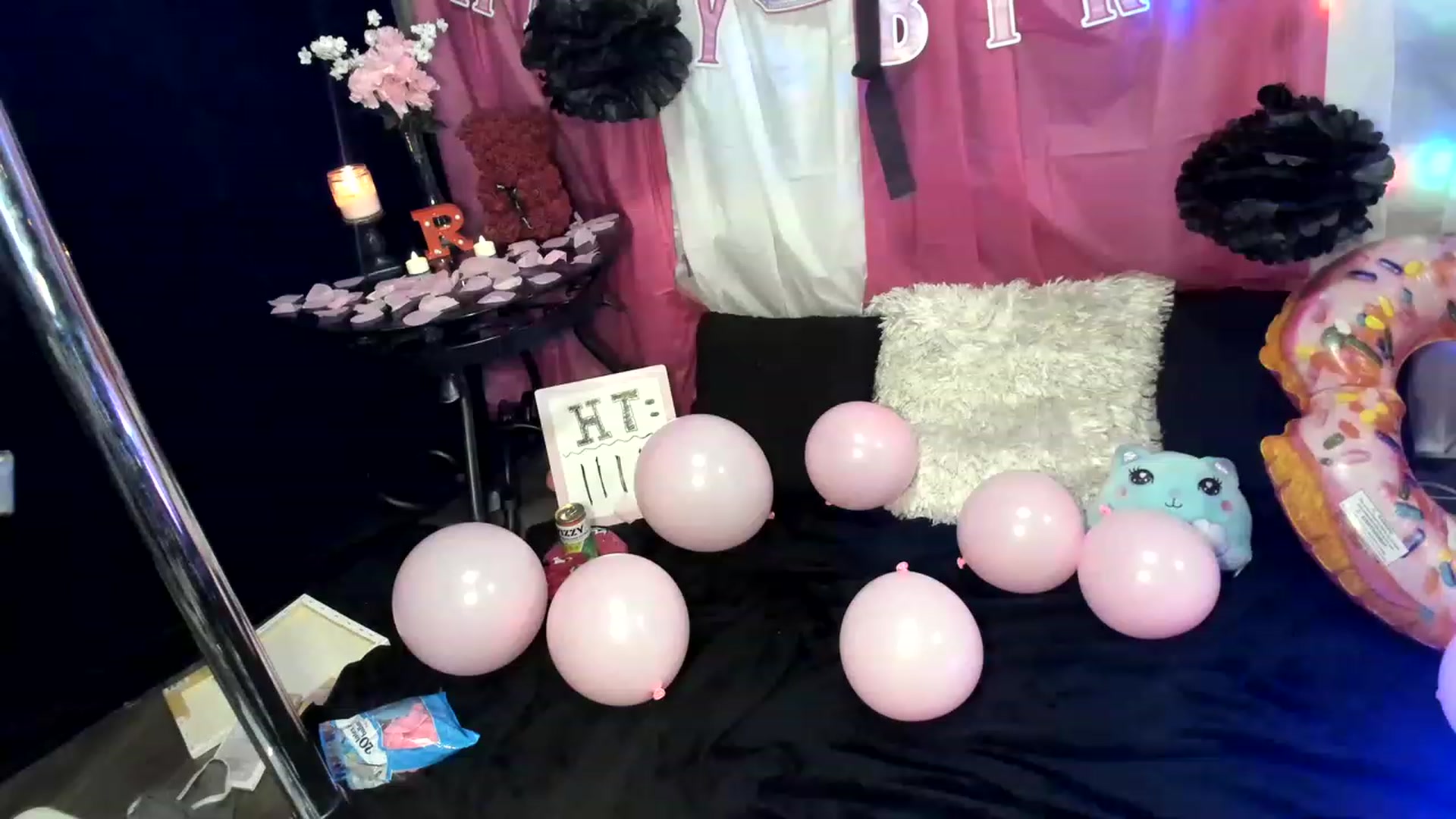 Gallery image thumbnail from xRosePetalsx's myfreecams stream on, 03/13/2023, 08:19 image 12 of 20