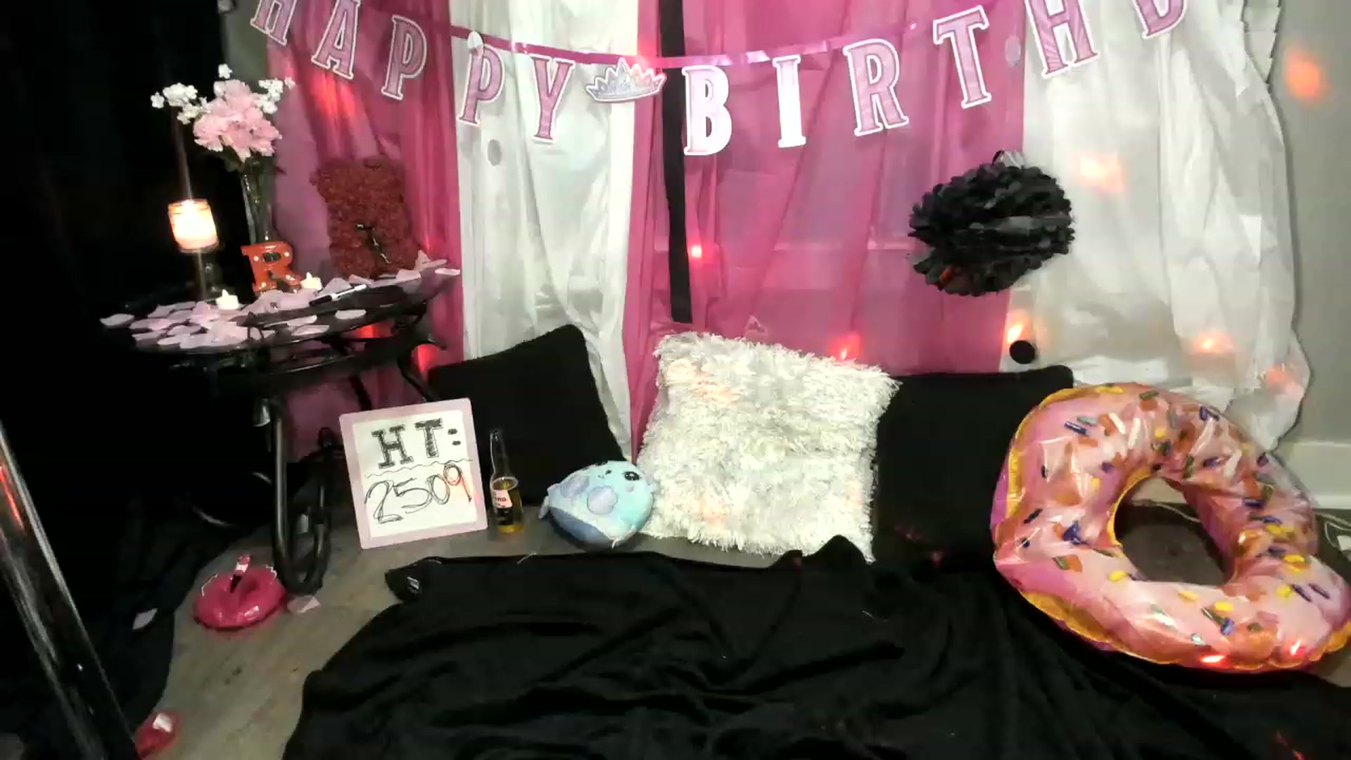 Gallery image thumbnail from xRosePetalsx's myfreecams stream on, 03/25/2023, 08:59 image 3 of 20