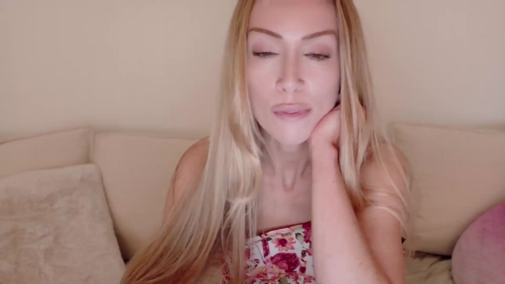Gallery image thumbnail from xSadiexBlairx's myfreecams stream on, 09/09/2025, 18:55 image 16 of 20
