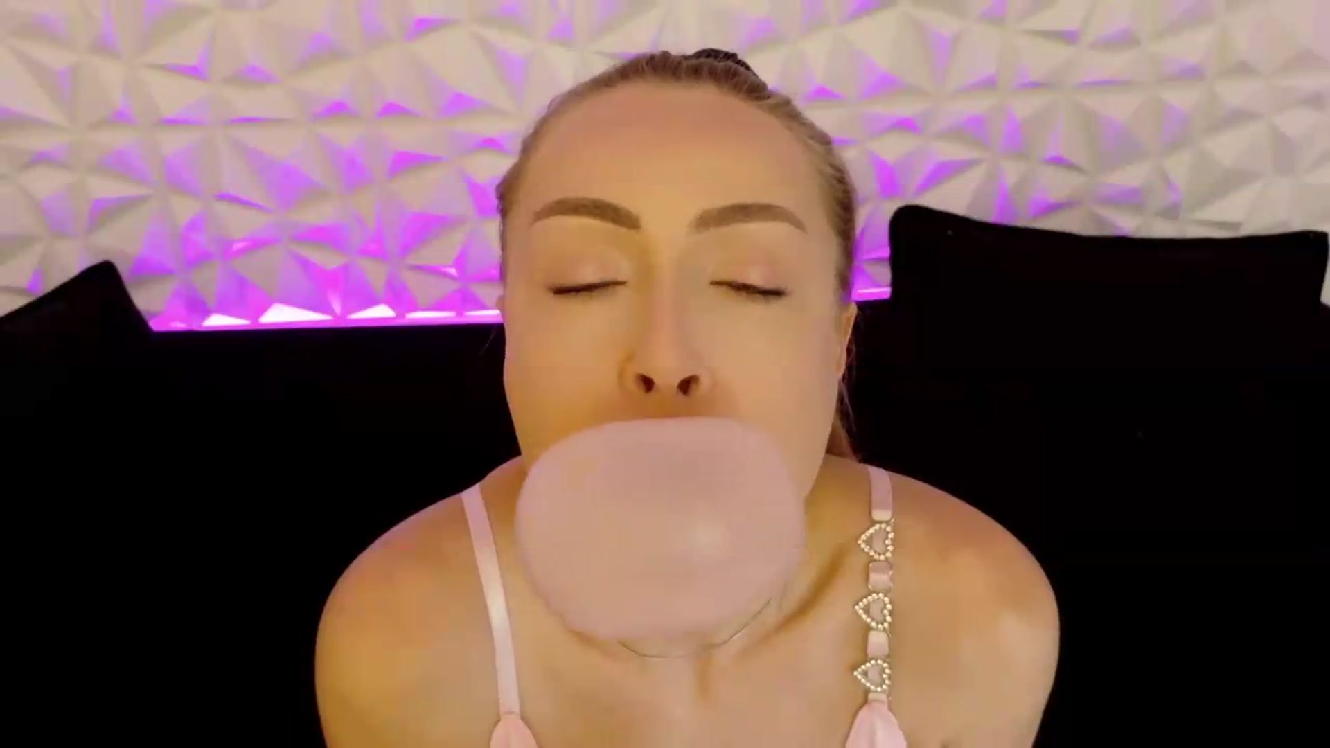 Gallery image thumbnail from xSadiexBlairx's myfreecams stream on, 06/04/2026, 19:09 image 15 of 20