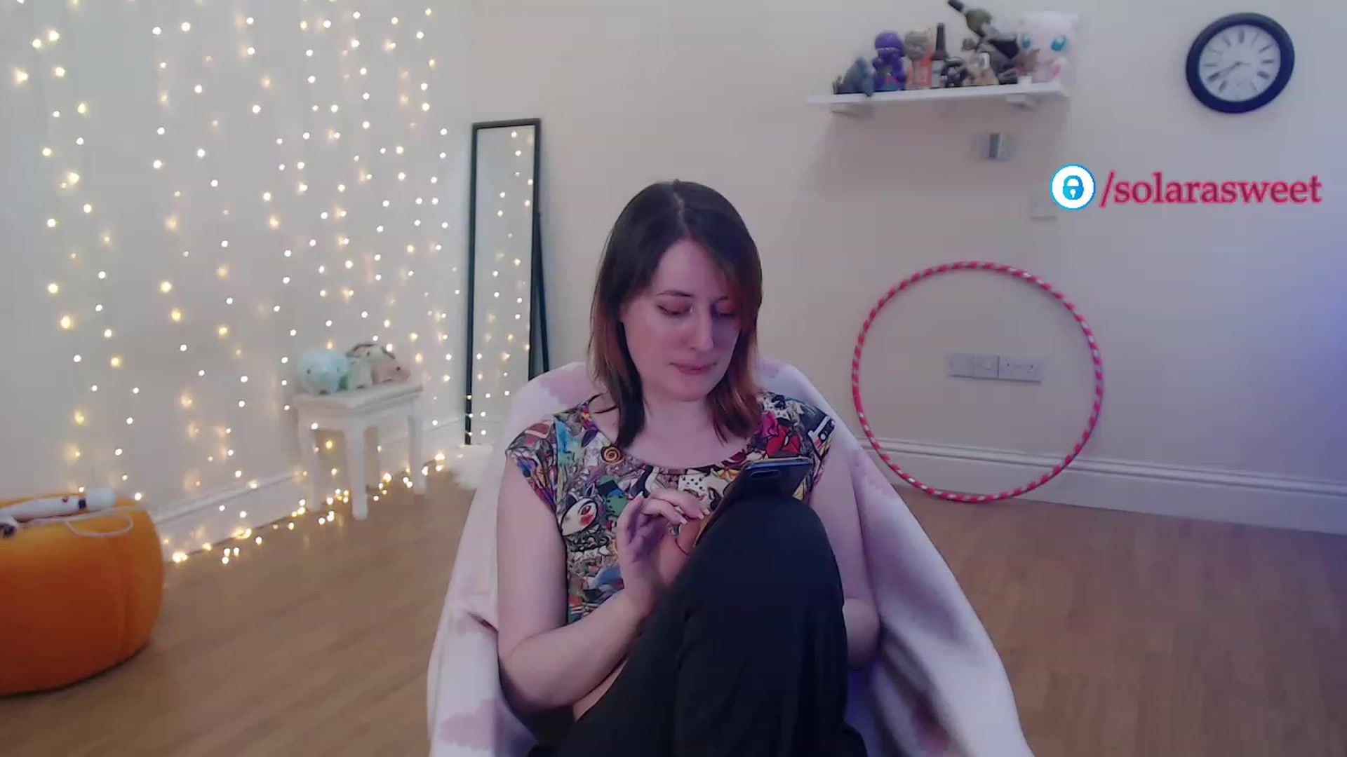 Gallery image thumbnail from xSolaraSweetx's myfreecams stream on, 06/19/2023, 20:11 image 4 of 20