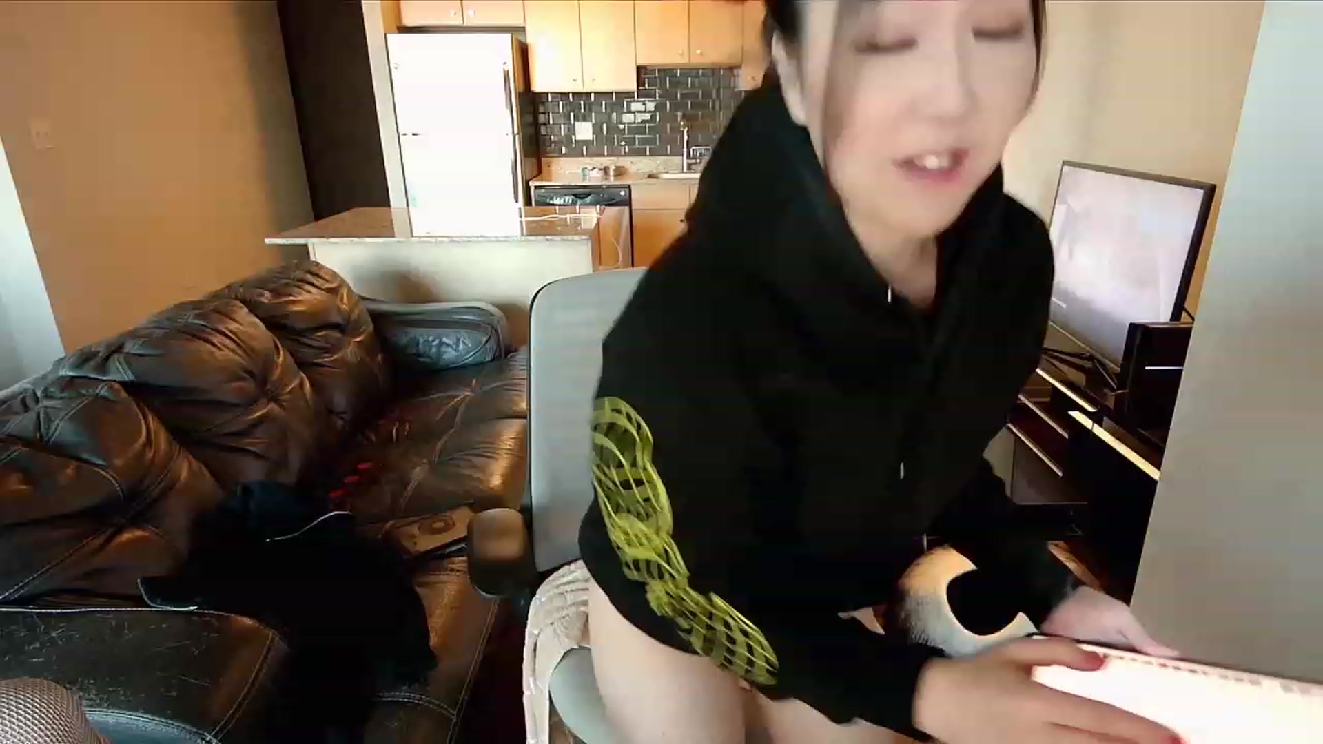 Gallery image thumbnail from xWildThingx's myfreecams stream on, 11/19/2023, 21:27 image 10 of 20