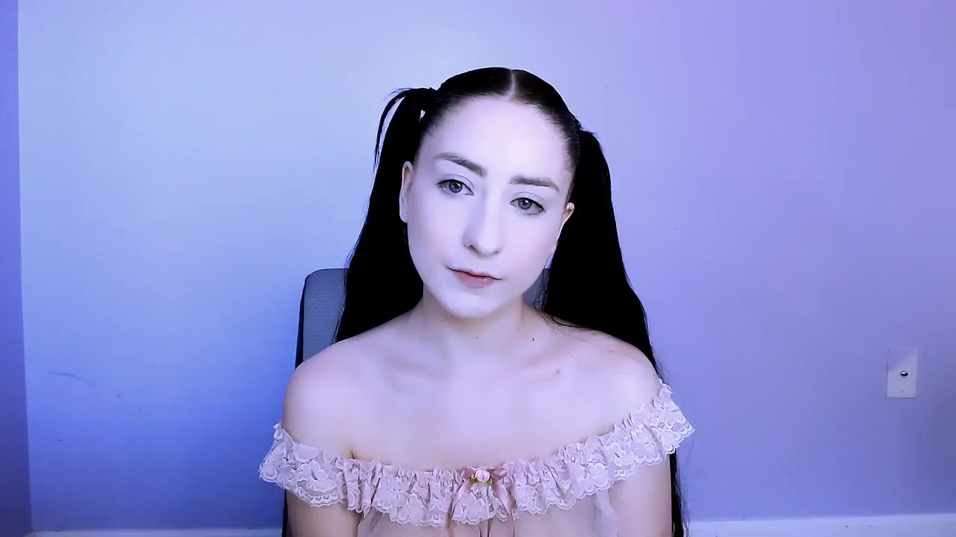 Gallery image thumbnail from xemily_alicex's myfreecams stream on, 12/03/2024, 17:25 image 8 of 20