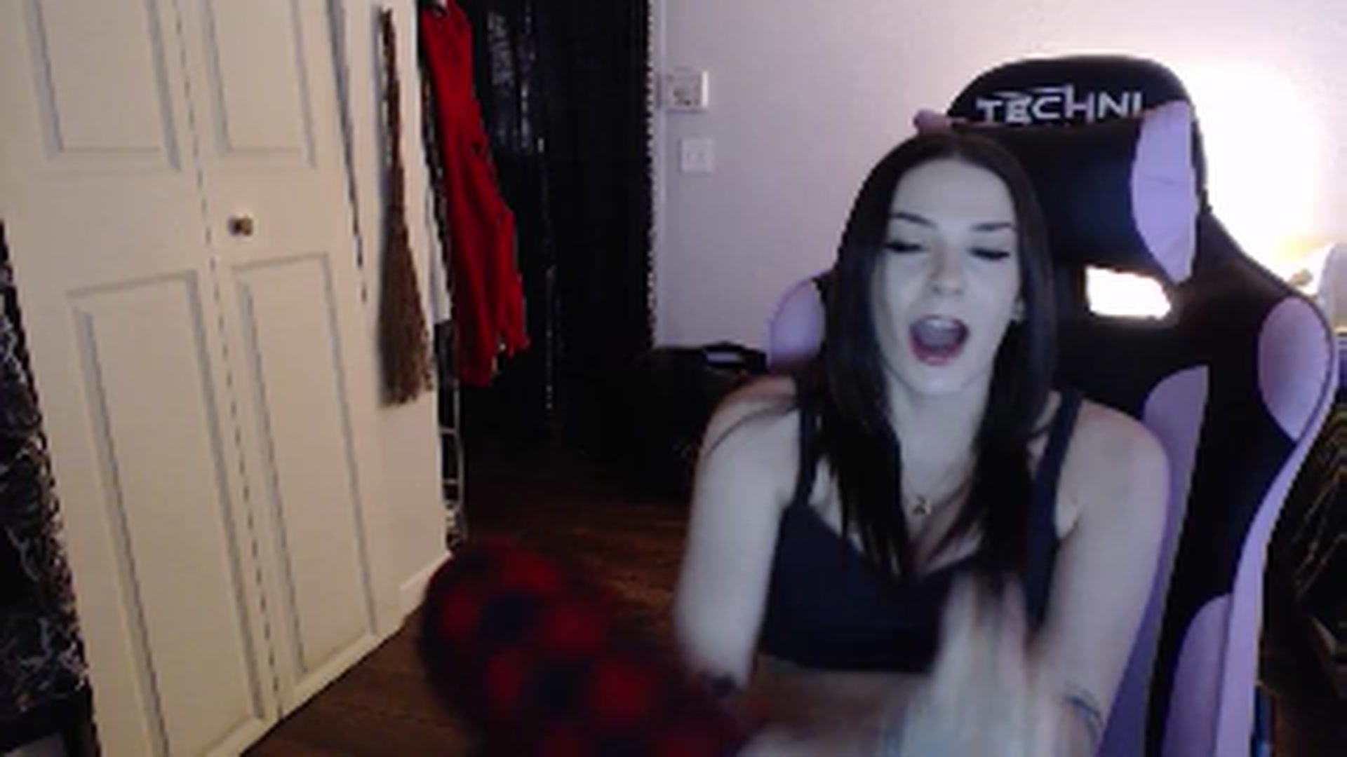 Gallery image thumbnail from xhazelbasilx's myfreecams stream on, 10/29/2024, 22:08 image 3 of 20