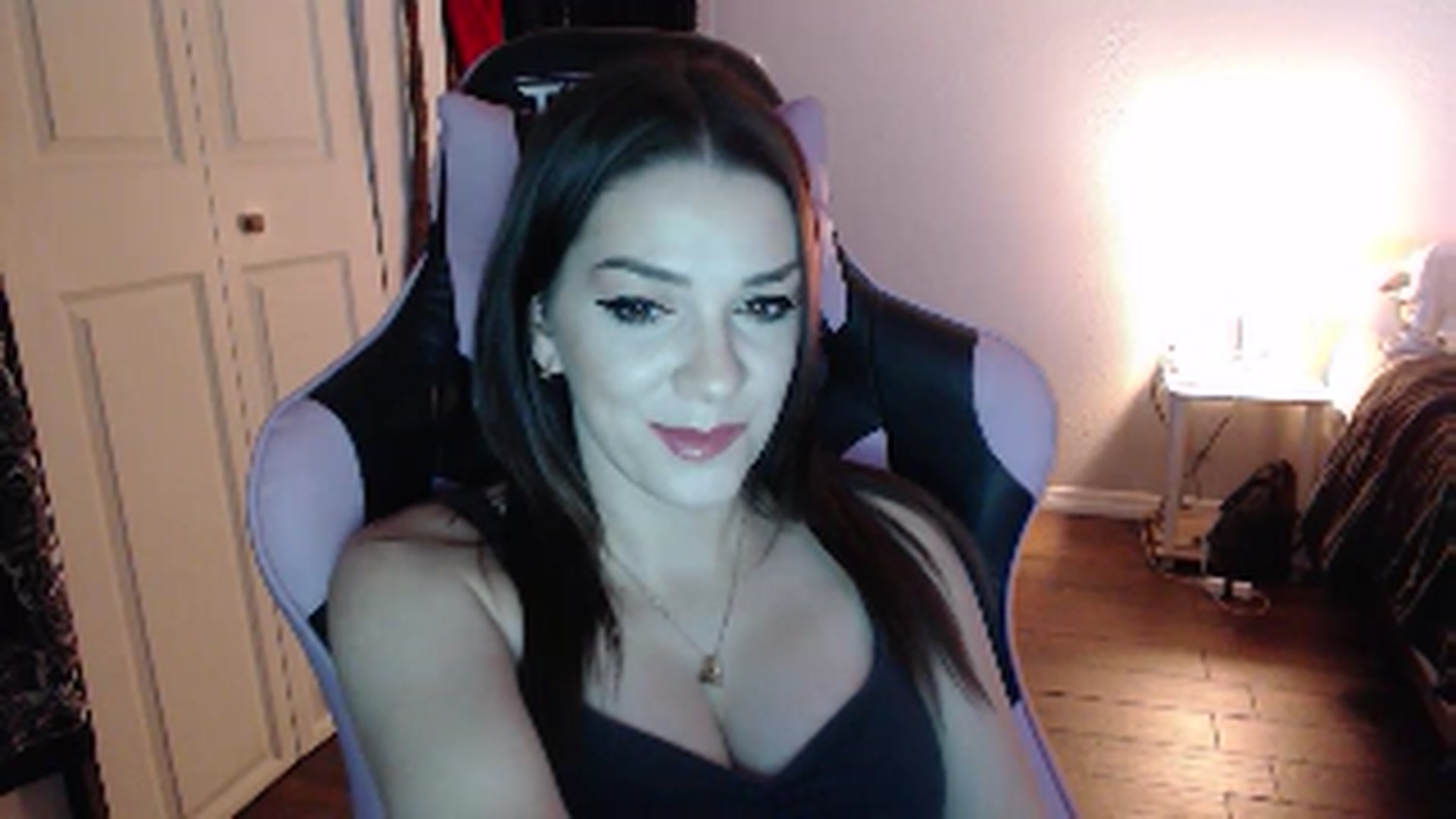 Gallery image thumbnail from xhazelbasilx's myfreecams stream on, 10/29/2024, 22:08 image 12 of 20