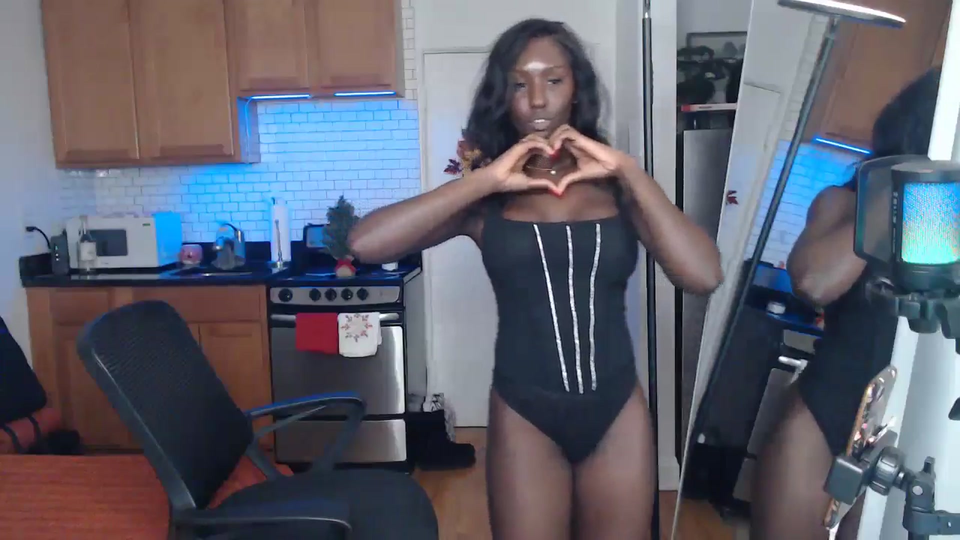 Gallery image thumbnail from xia_wrld's myfreecams stream on, 12/18/2024, 07:07 image 20 of 20