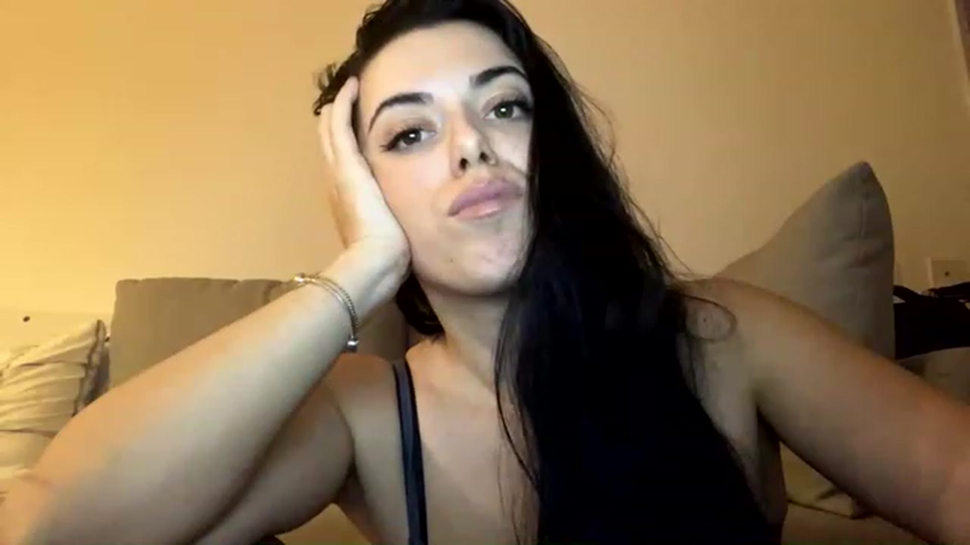 Gallery image thumbnail from xoxEmilyxoxx's myfreecams stream on, 11/16/2022, 01:51 image 2 of 20