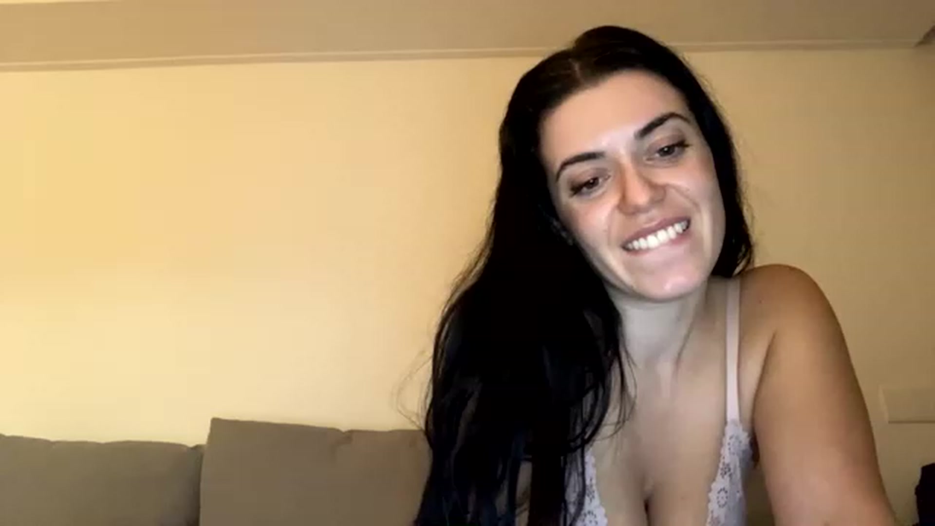 Gallery image thumbnail from xoxEmilyxoxx's myfreecams stream on, 11/21/2022, 05:27 image 5 of 20