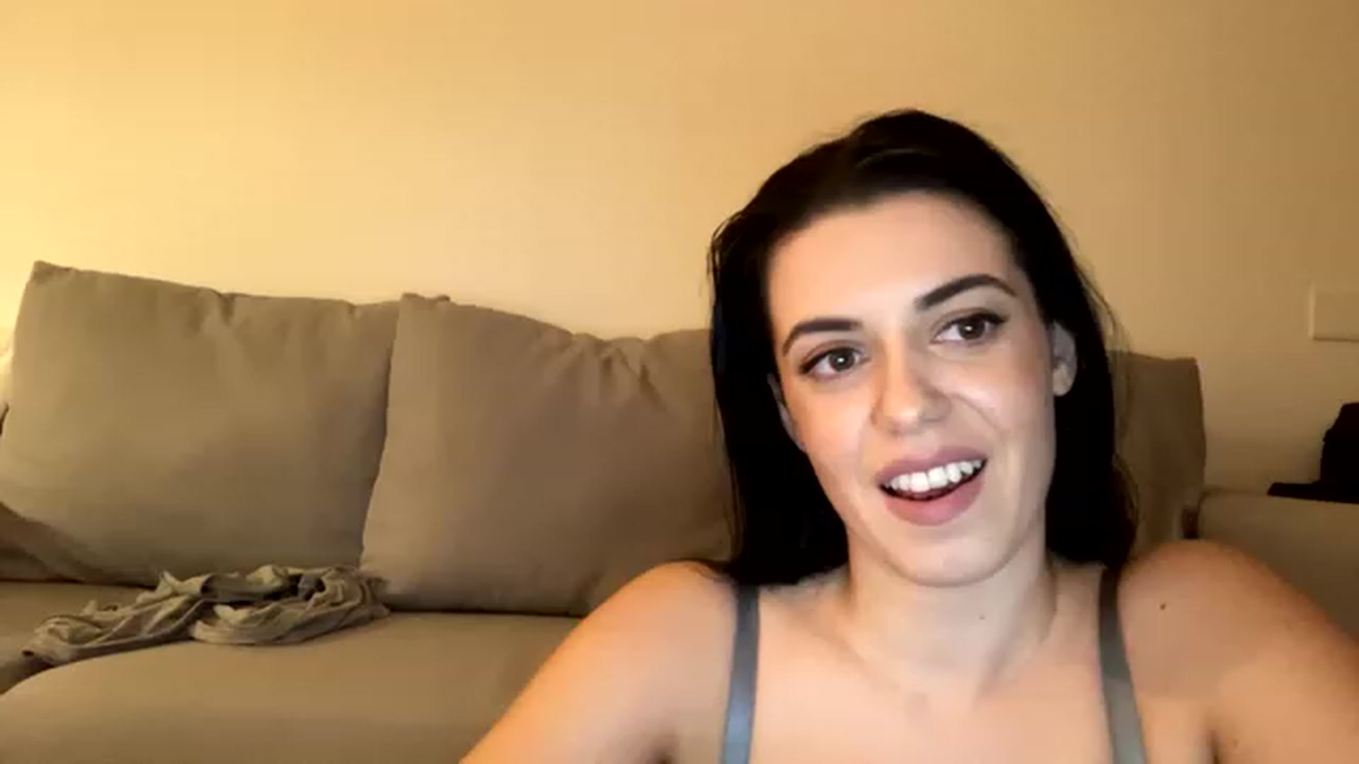 Gallery image thumbnail from xoxEmilyxoxx's myfreecams stream on, 11/22/2022, 01:57 image 13 of 20