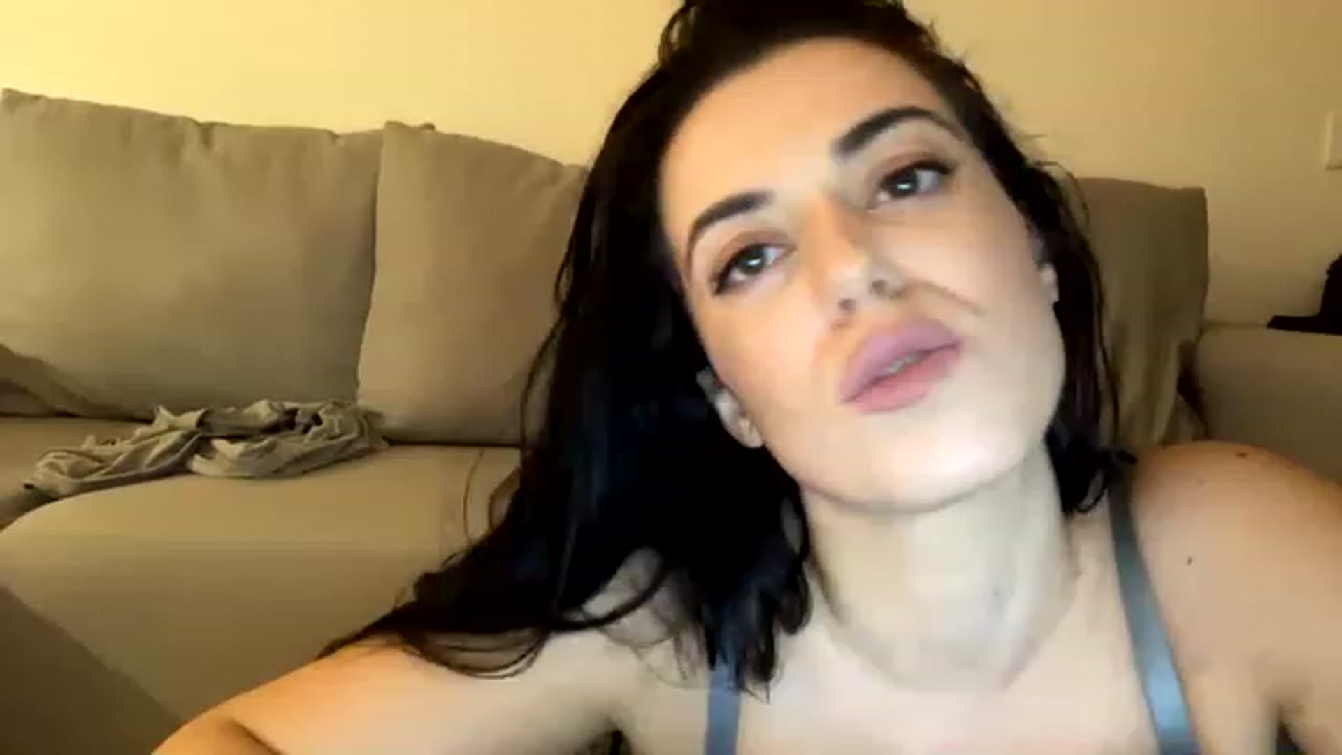 Gallery image thumbnail from xoxEmilyxoxx's myfreecams stream on, 11/22/2022, 01:57 image 10 of 20