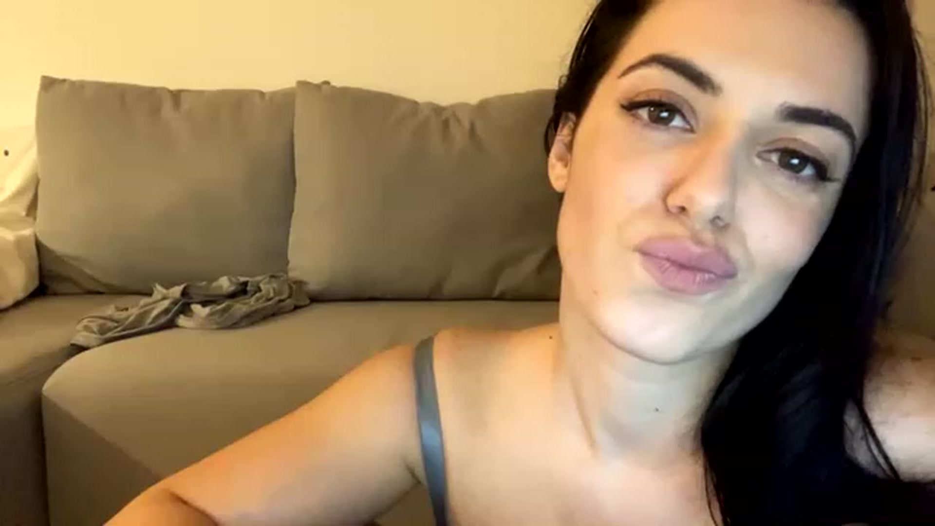 Gallery image thumbnail from xoxEmilyxoxx's myfreecams stream on, 11/22/2022, 02:44 image 18 of 20