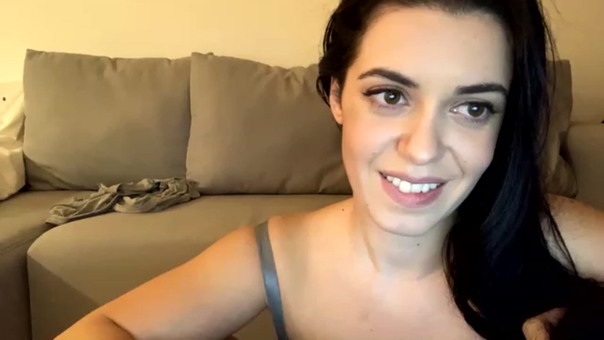 Gallery image thumbnail from xoxEmilyxoxx's myfreecams stream on, 11/22/2022, 02:44 image 17 of 20