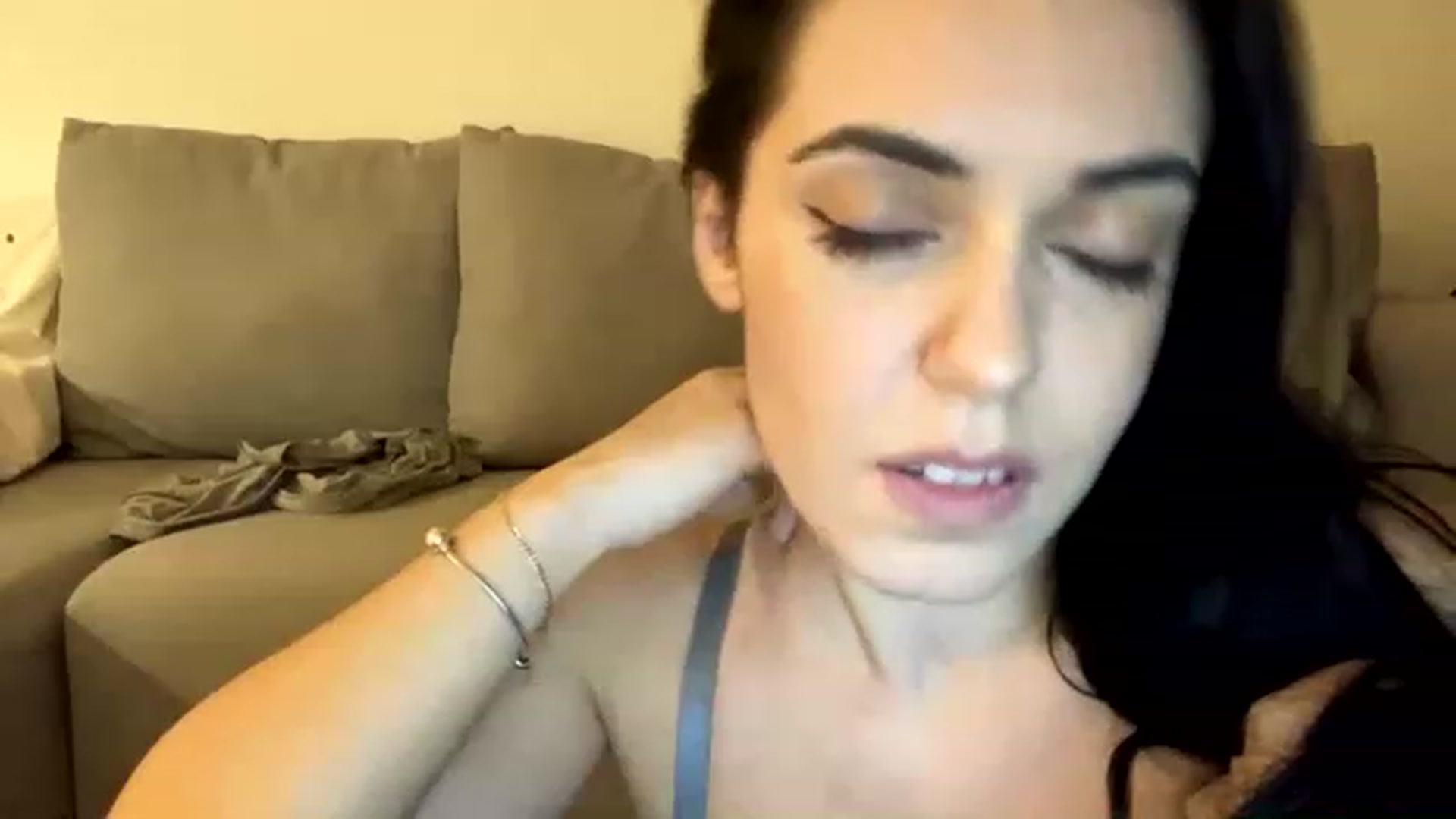 Gallery image thumbnail from xoxEmilyxoxx's myfreecams stream on, 11/22/2022, 02:44 image 16 of 20
