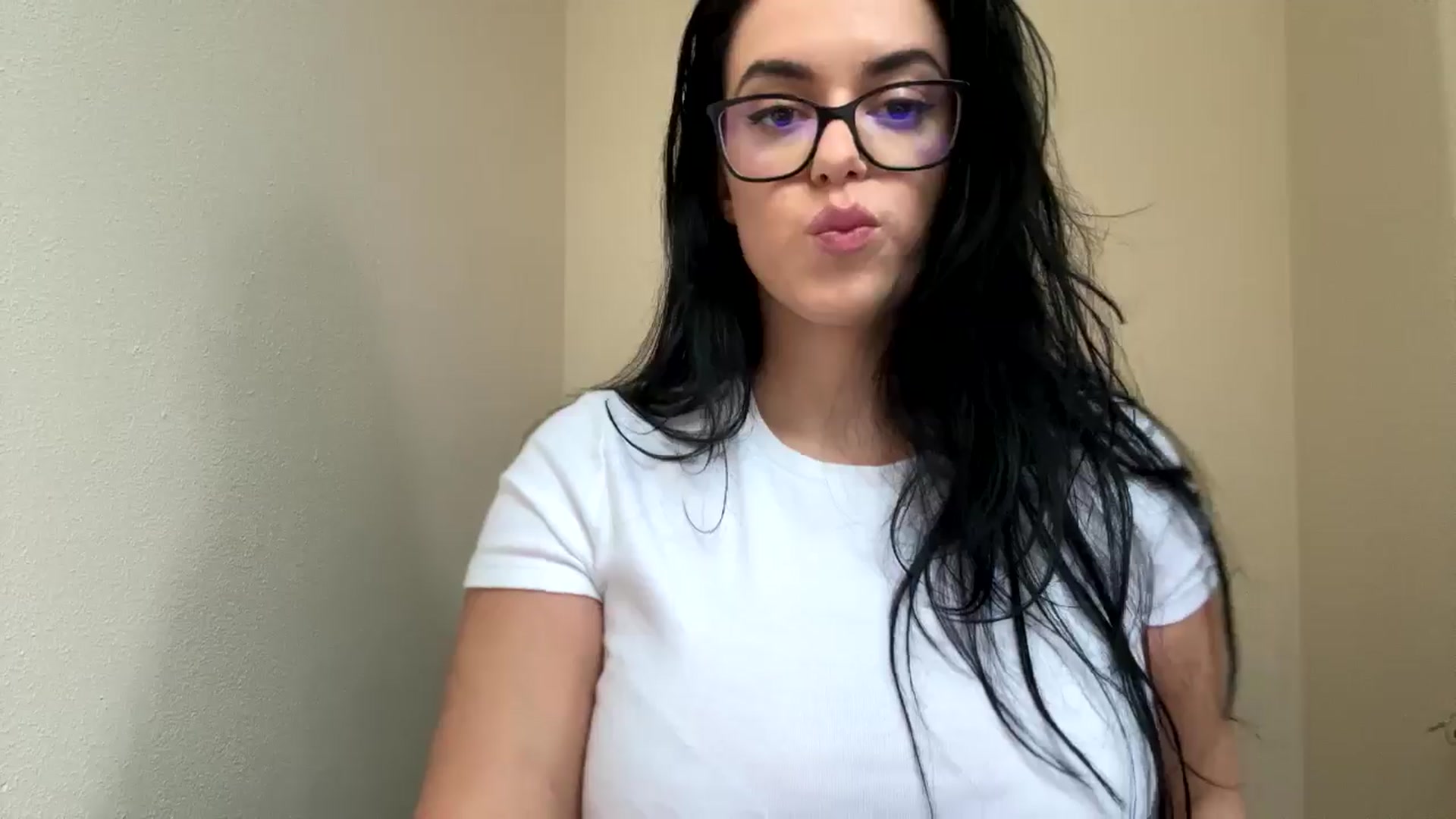 Gallery image thumbnail from xoxEmilyxoxx's myfreecams stream on, 09/30/2024, 15:46 image 9 of 20