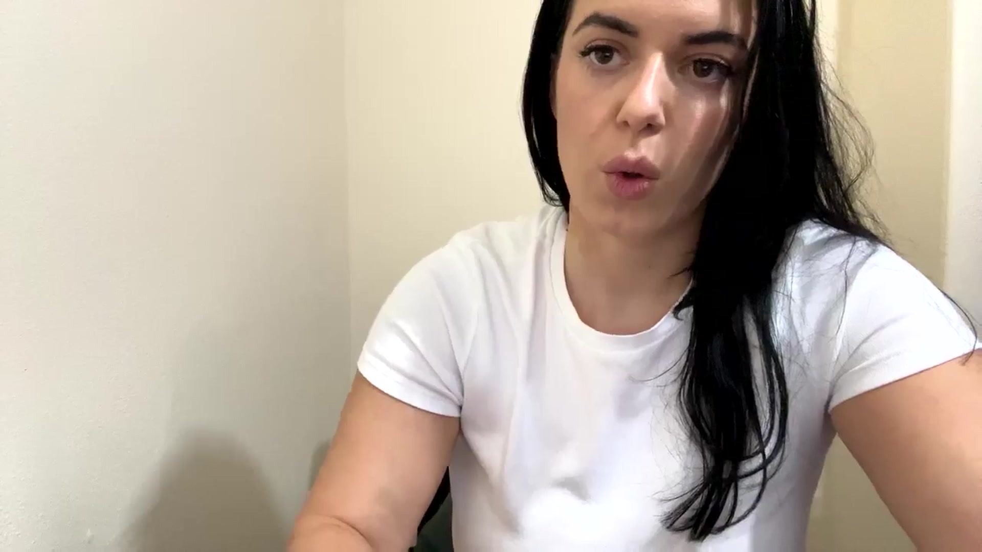 Gallery image thumbnail from xoxEmilyxoxx's myfreecams stream on, 09/30/2024, 17:22 image 17 of 20