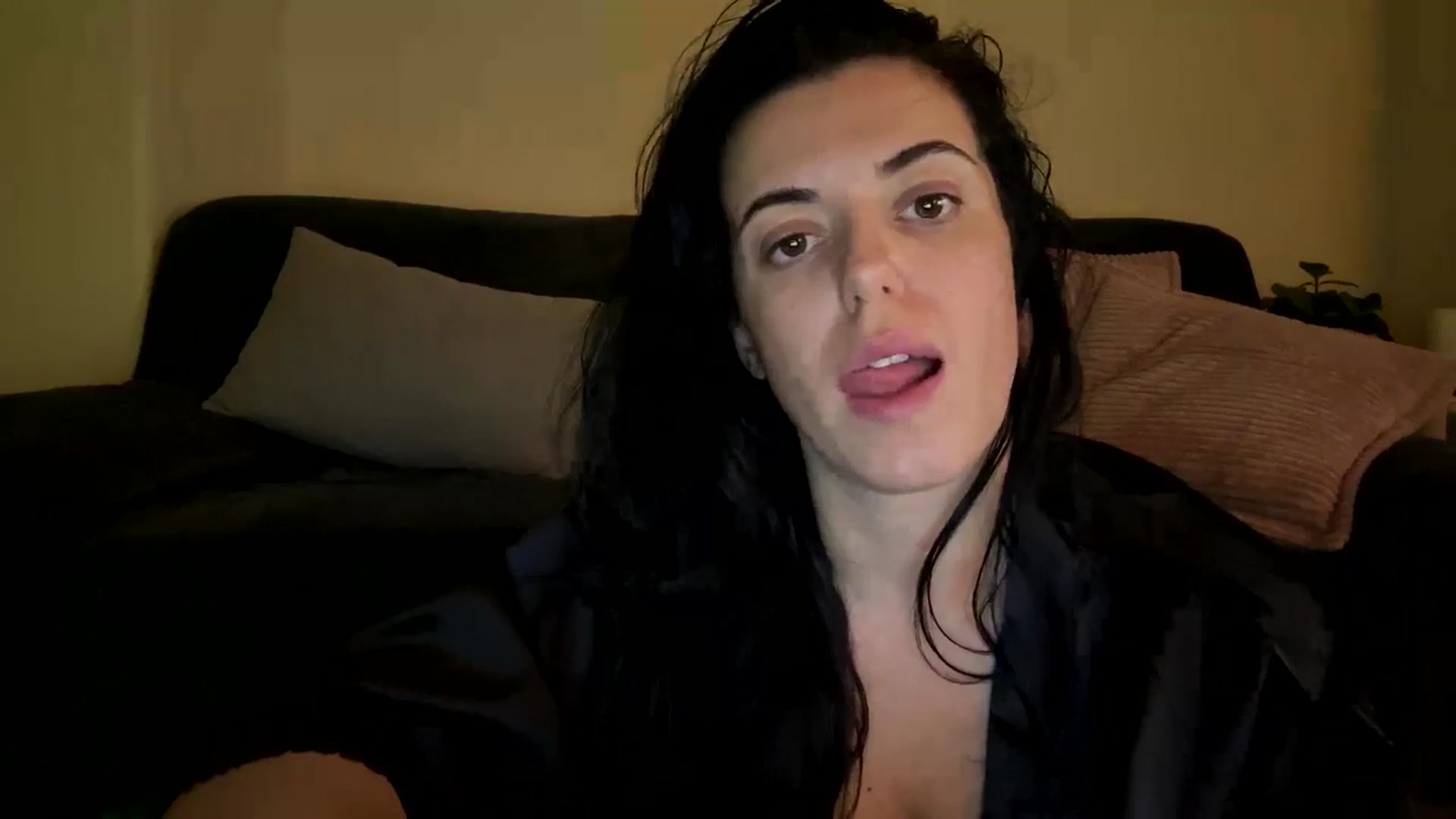 Gallery image thumbnail from xoxEmilyxoxx's myfreecams stream on, 10/04/2024, 01:52 image 10 of 20