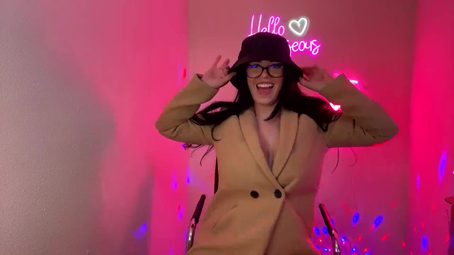 Gallery image thumbnail from xoxEmilyxoxx's myfreecams stream on, 10/11/2024, 16:39 image 19 of 20