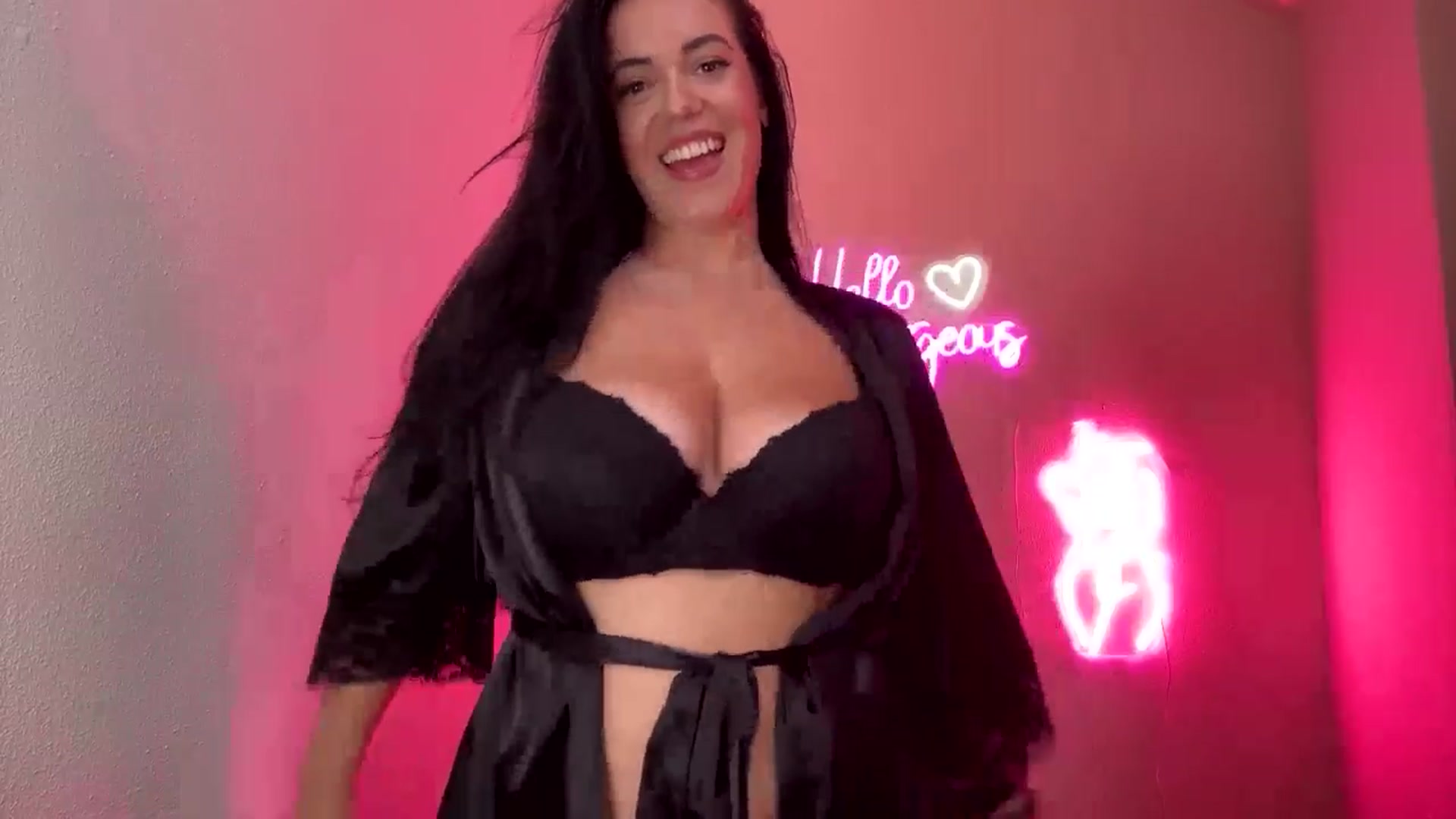 Gallery image thumbnail from xoxEmilyxoxx's myfreecams stream on, 10/11/2024, 16:39 image 9 of 20
