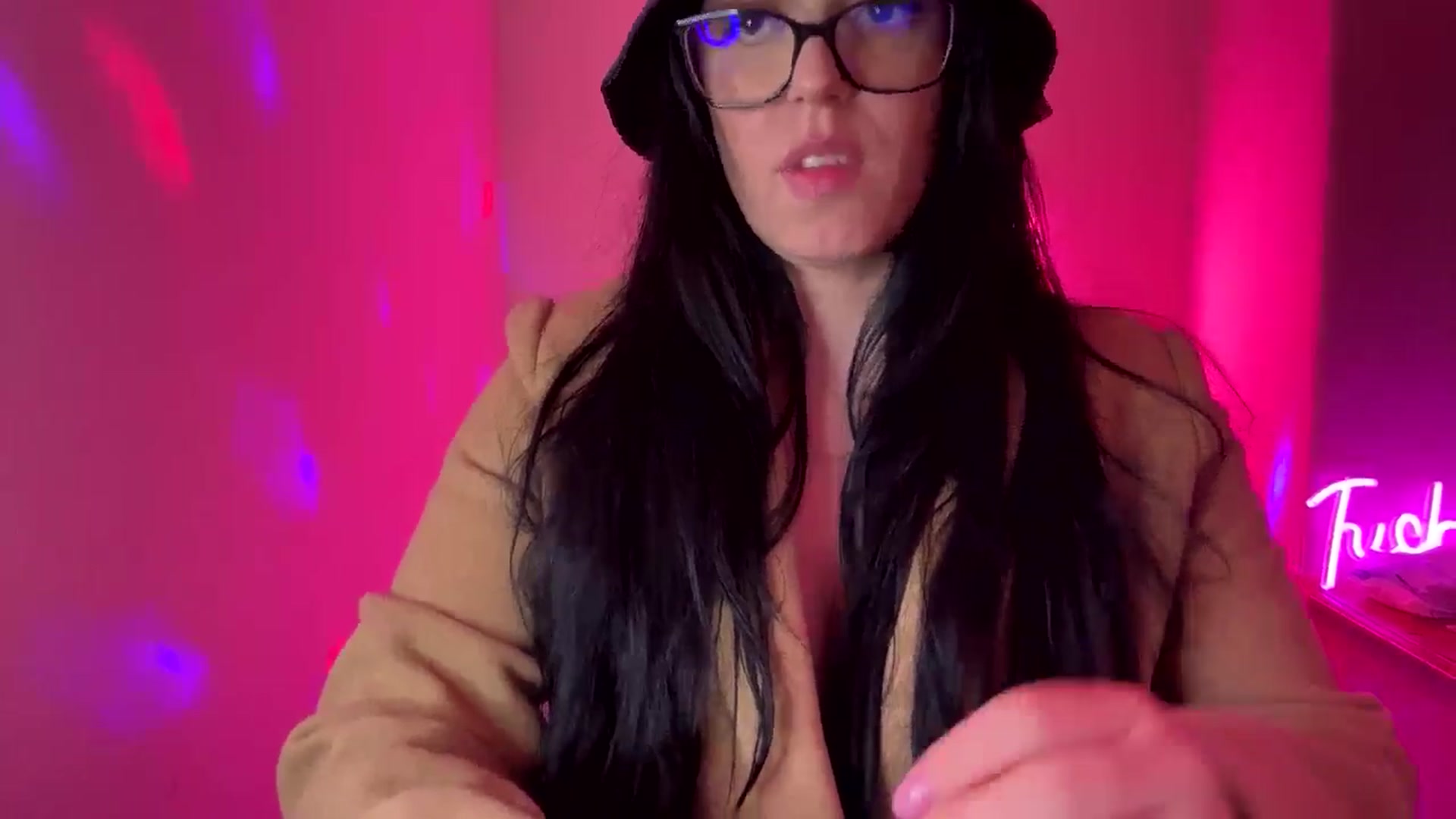 Gallery image thumbnail from xoxEmilyxoxx's myfreecams stream on, 10/11/2024, 17:45 image 8 of 20