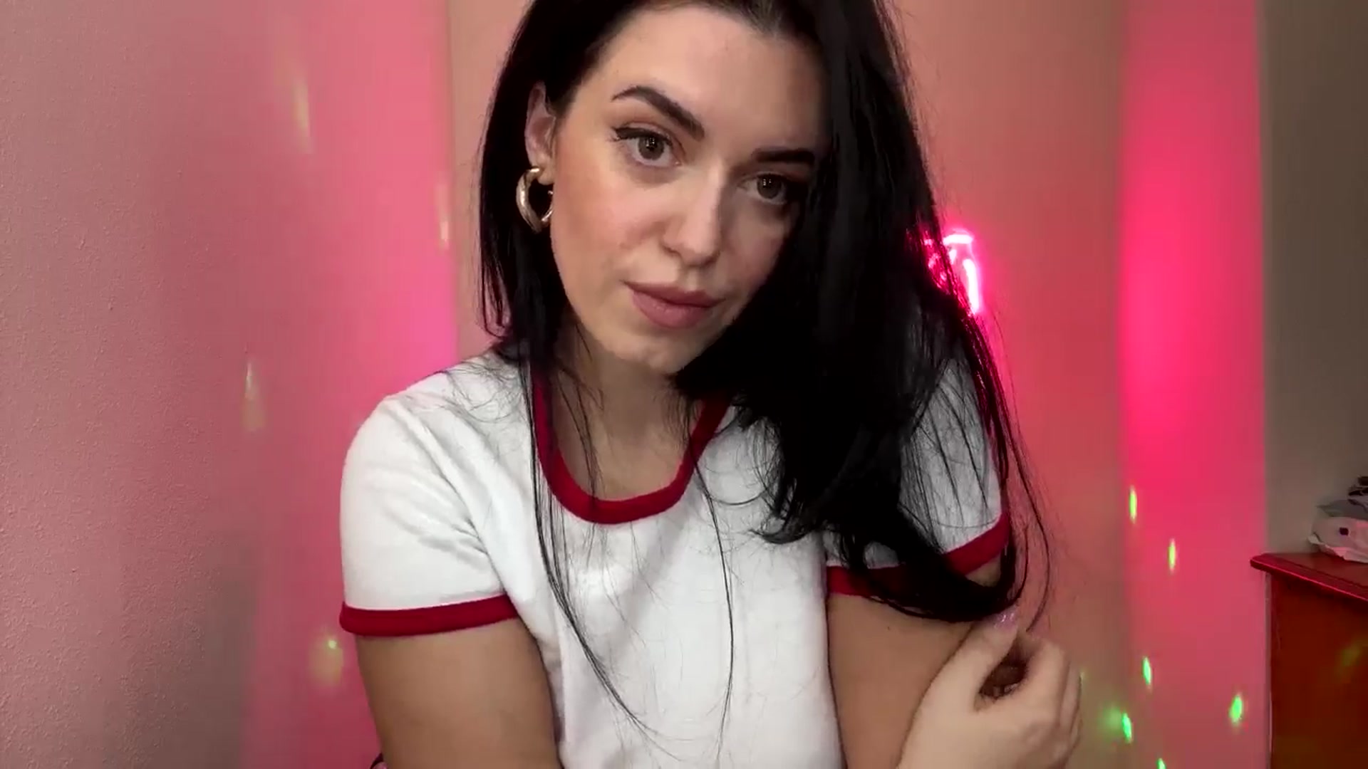 Gallery image thumbnail from xoxEmilyxoxx's myfreecams stream on, 10/15/2024, 16:05 image 6 of 20
