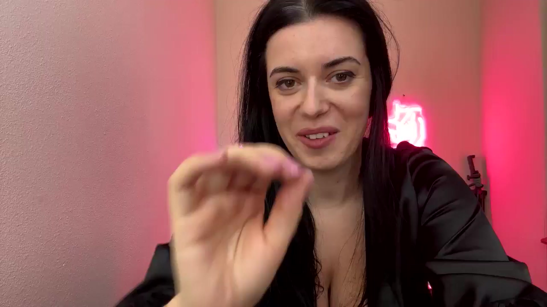 Gallery image thumbnail from xoxEmilyxoxx's myfreecams stream on, 10/18/2024, 14:35 image 1 of 20