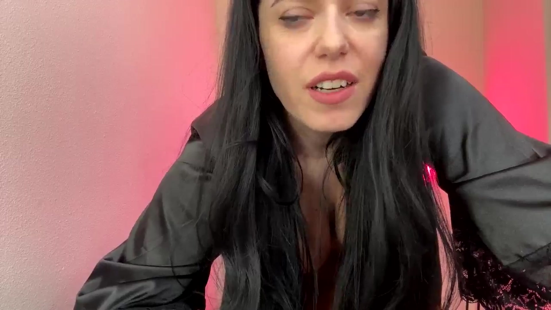 Gallery image thumbnail from xoxEmilyxoxx's myfreecams stream on, 10/18/2024, 14:35 image 3 of 20